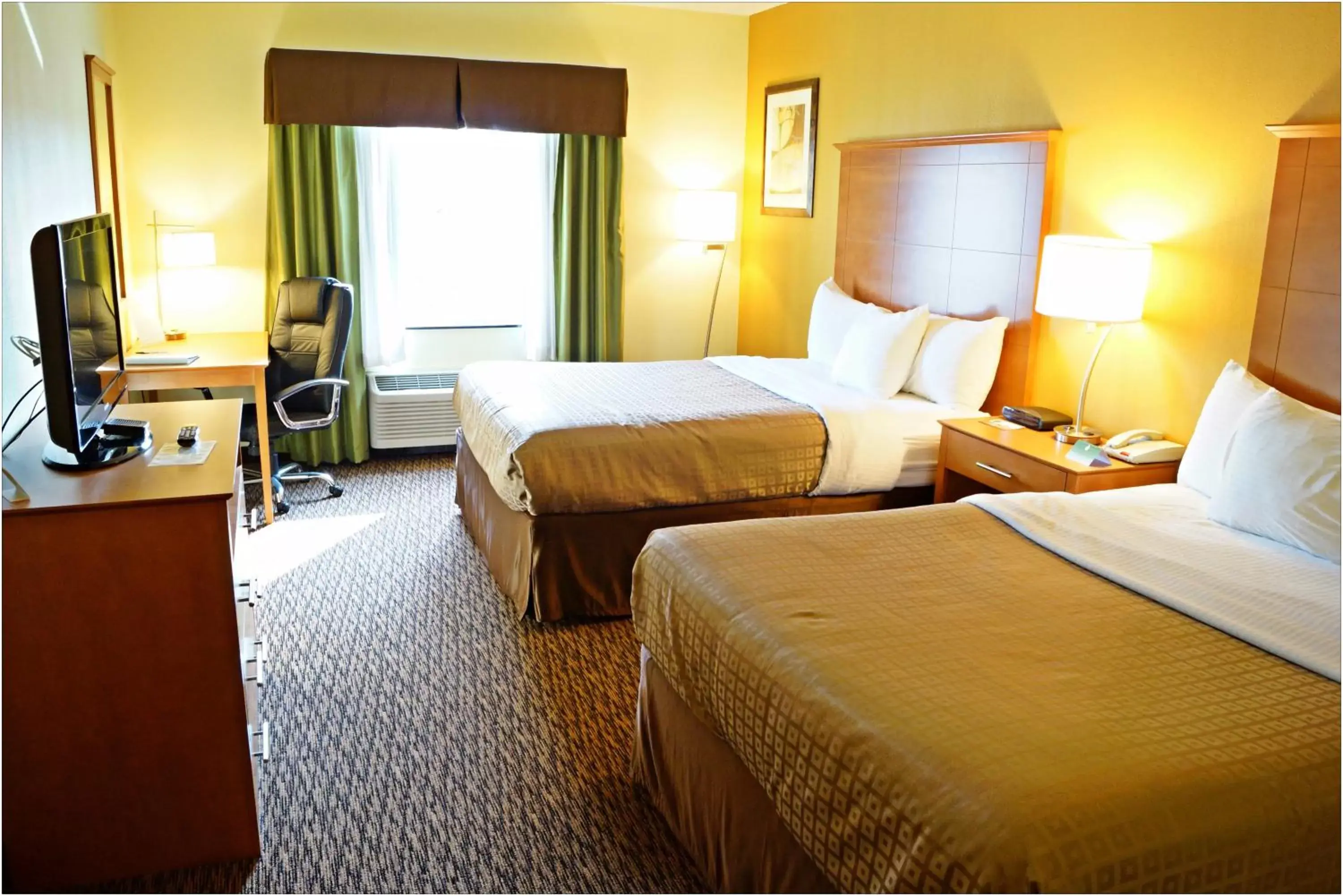 Day, Bed in Clarion Hotel & Suites University-Shippensburg