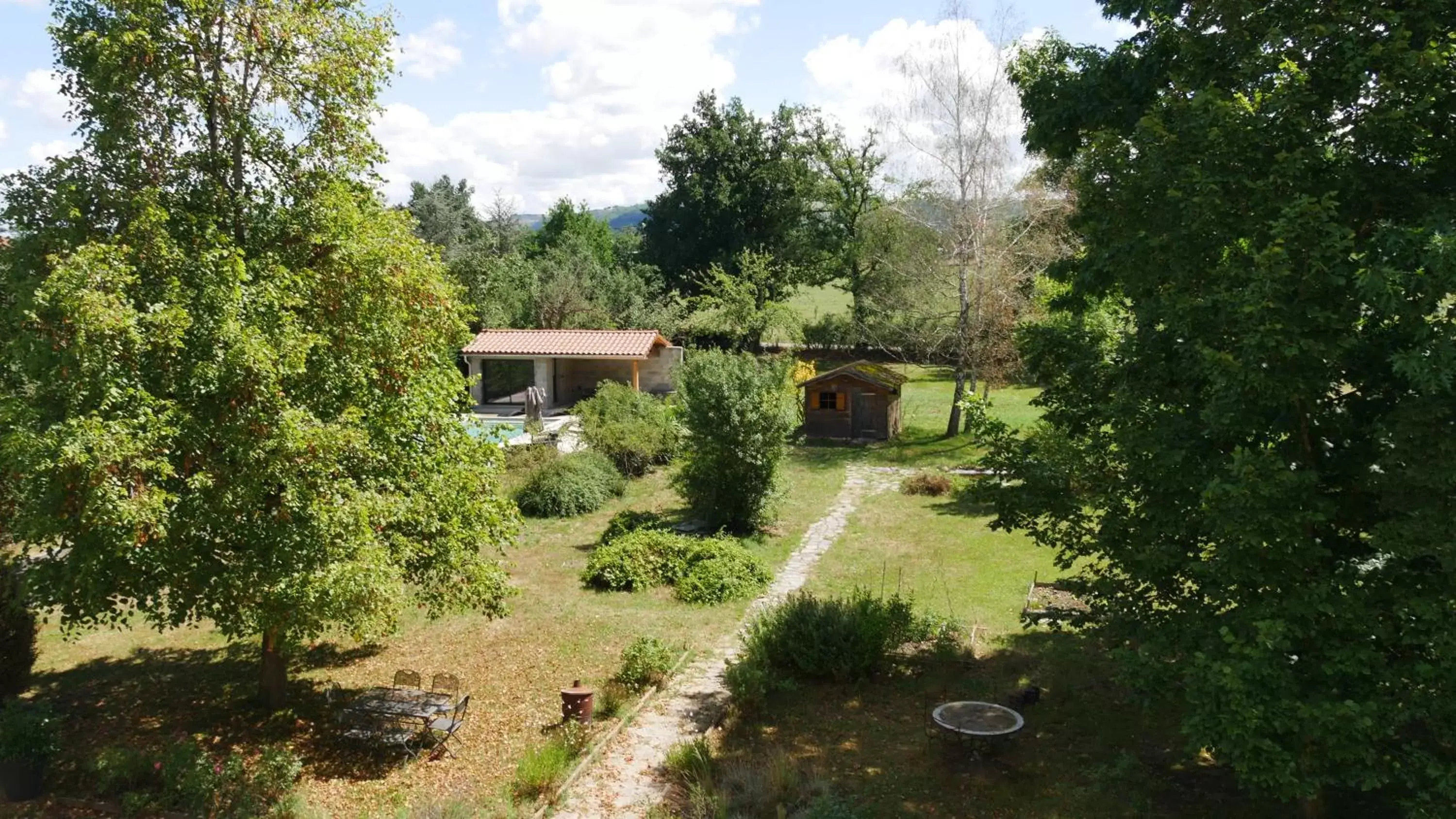 Garden, Property Building in Chambres d'hôtes les Bruyères