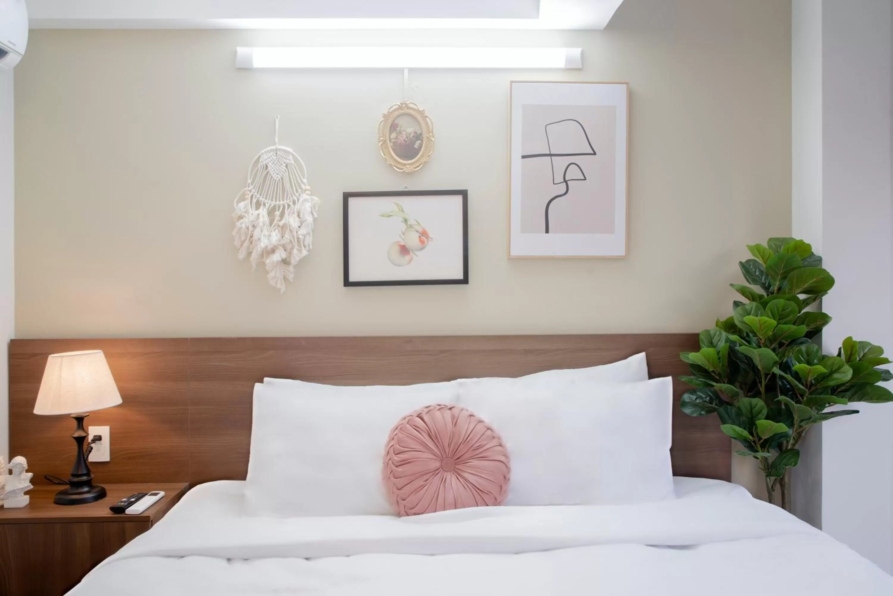 Photo of the whole room, Bed in SAZI BEN THANH Hotel HCM