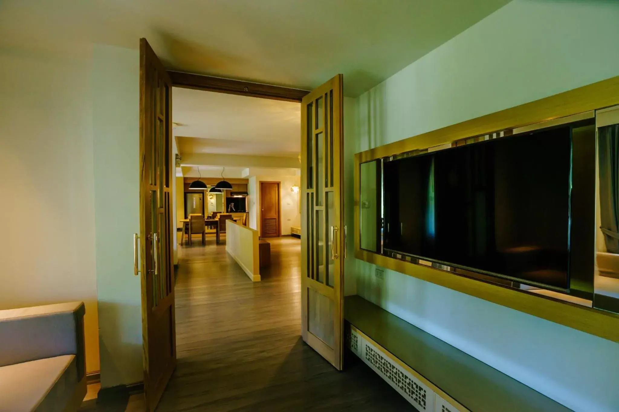 TV and multimedia, TV/Entertainment Center in Moon Dragon Hotel