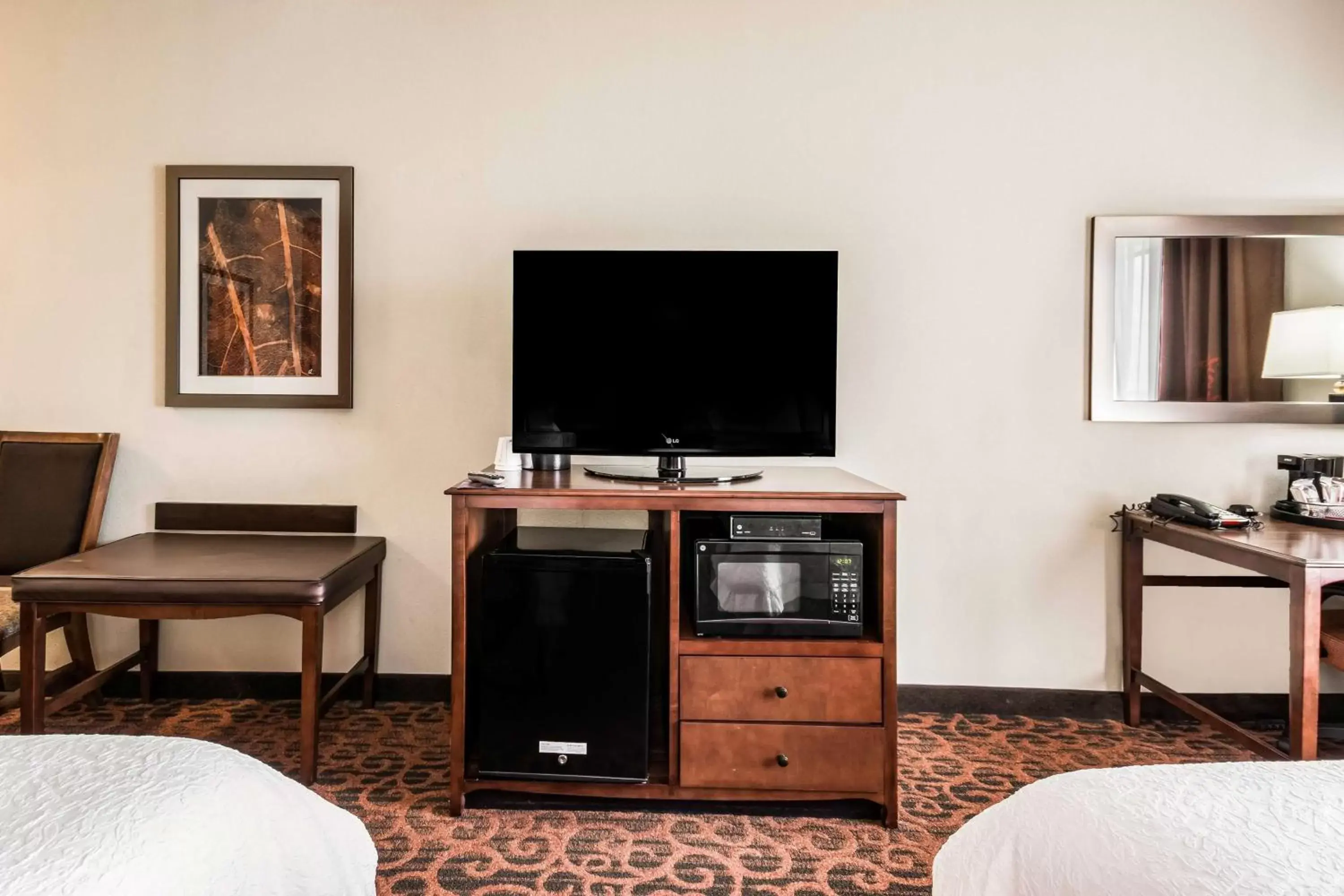 Bedroom, TV/Entertainment Center in Hampton Inn Derby-Wichita Southeast