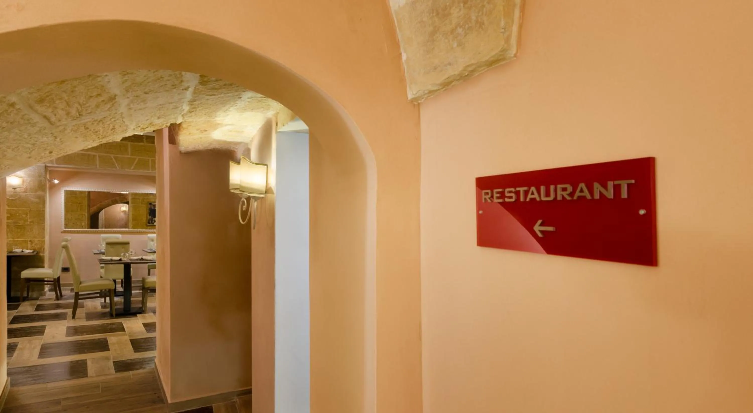 Restaurant/places to eat in Le Club Boutique Hotel
