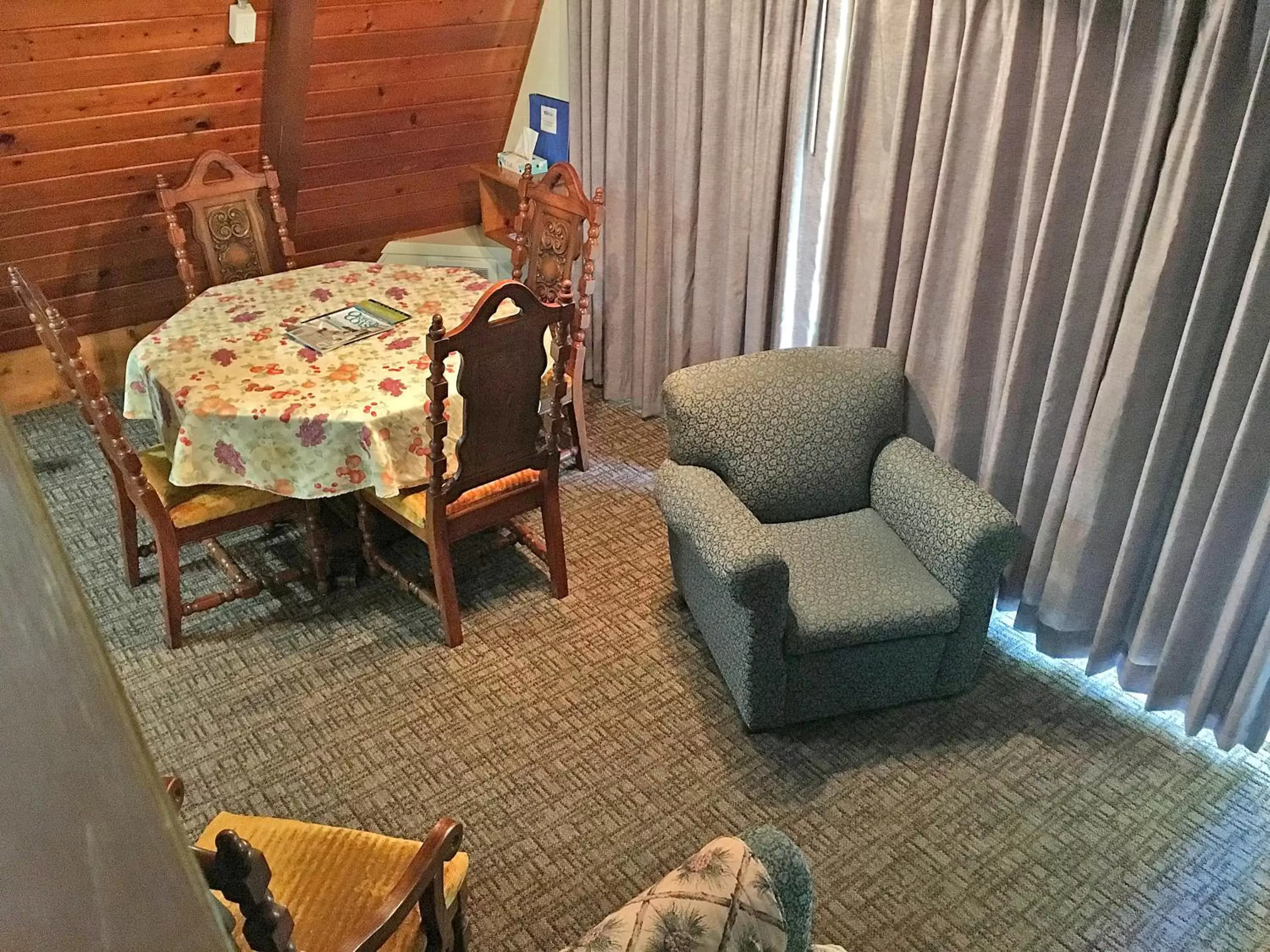 Seating Area in Park Motel and Cabins