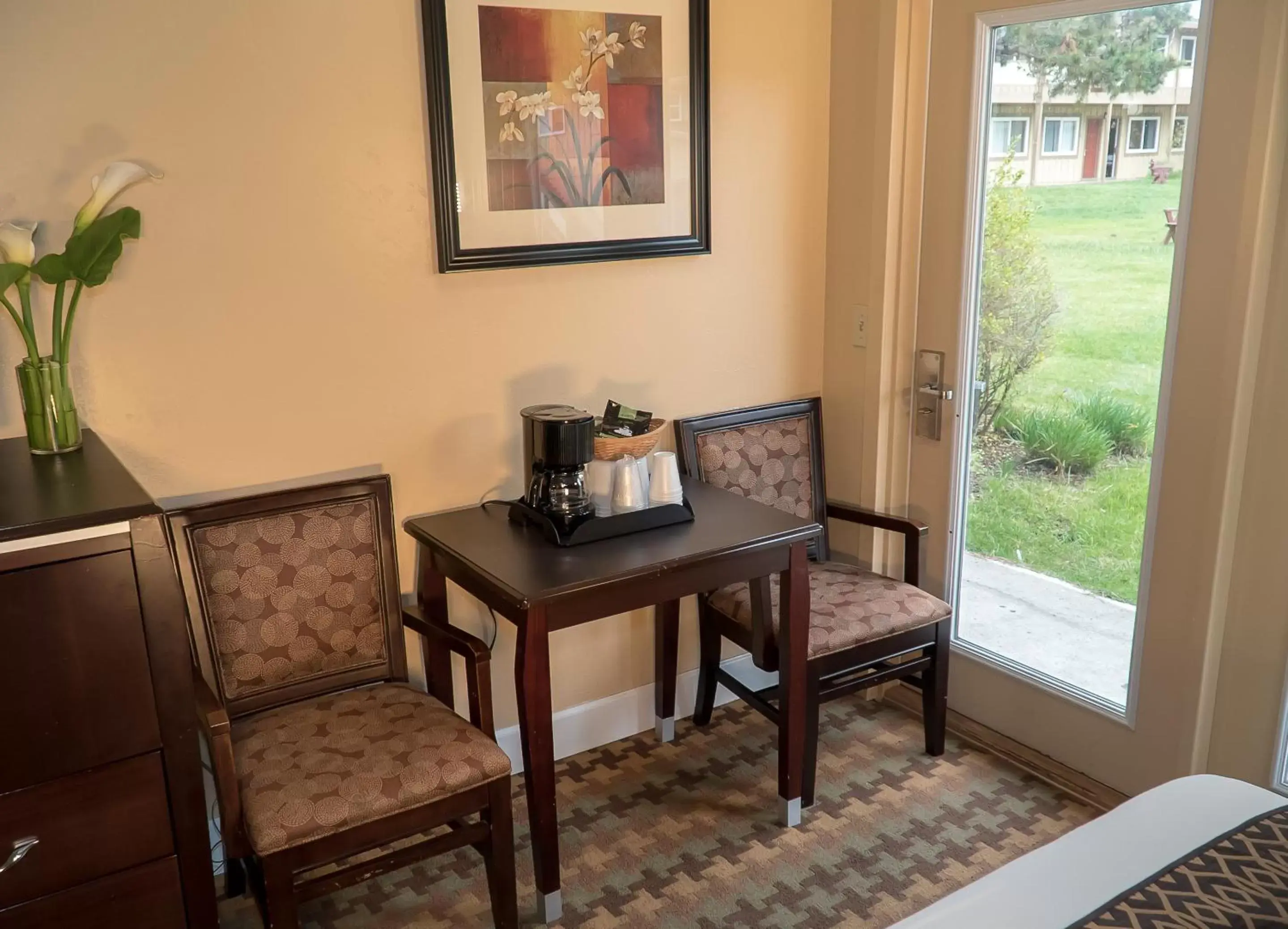 Seating Area in Silver Surf Motel