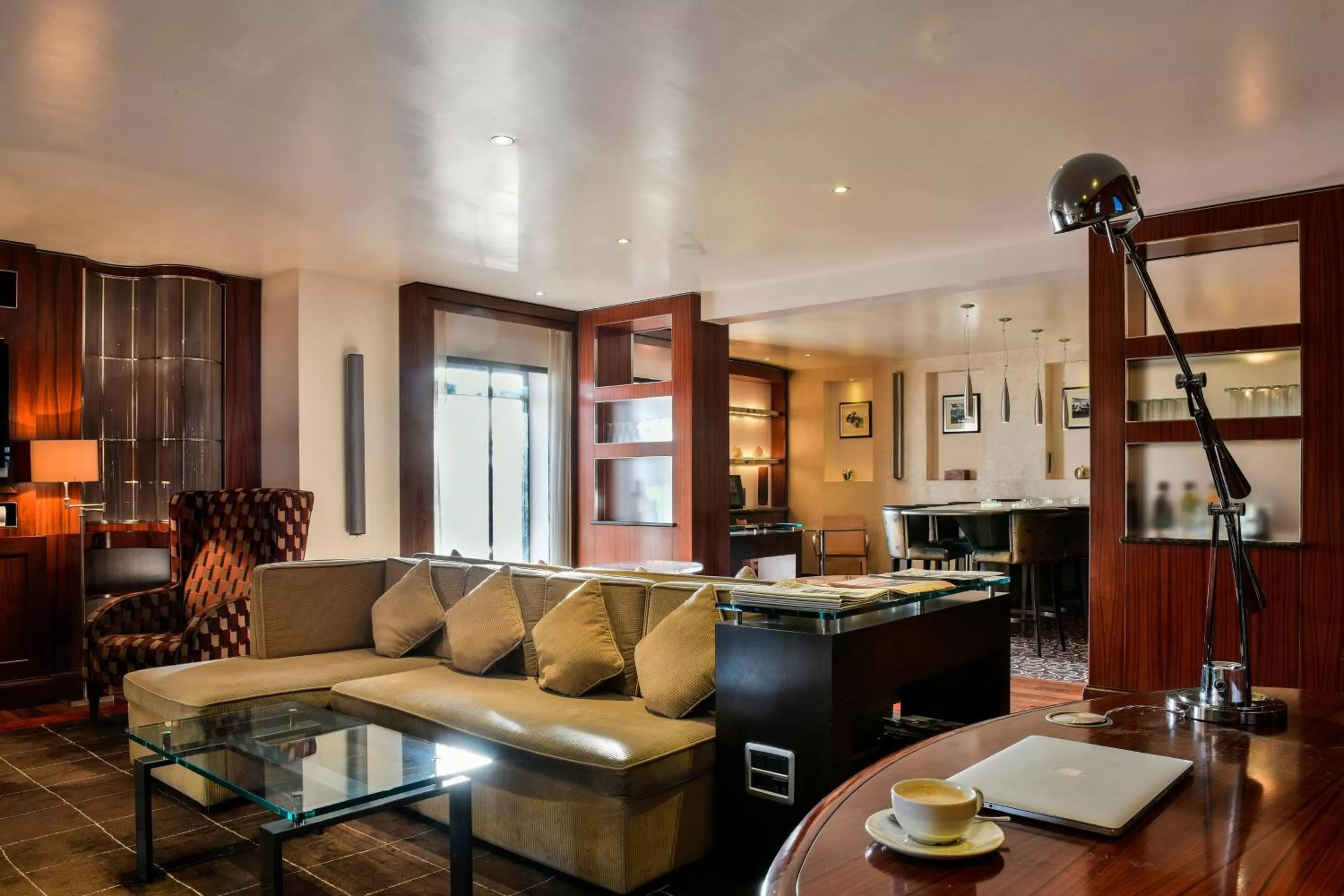 Lounge or bar in Sheraton Skyline Hotel London Heathrow