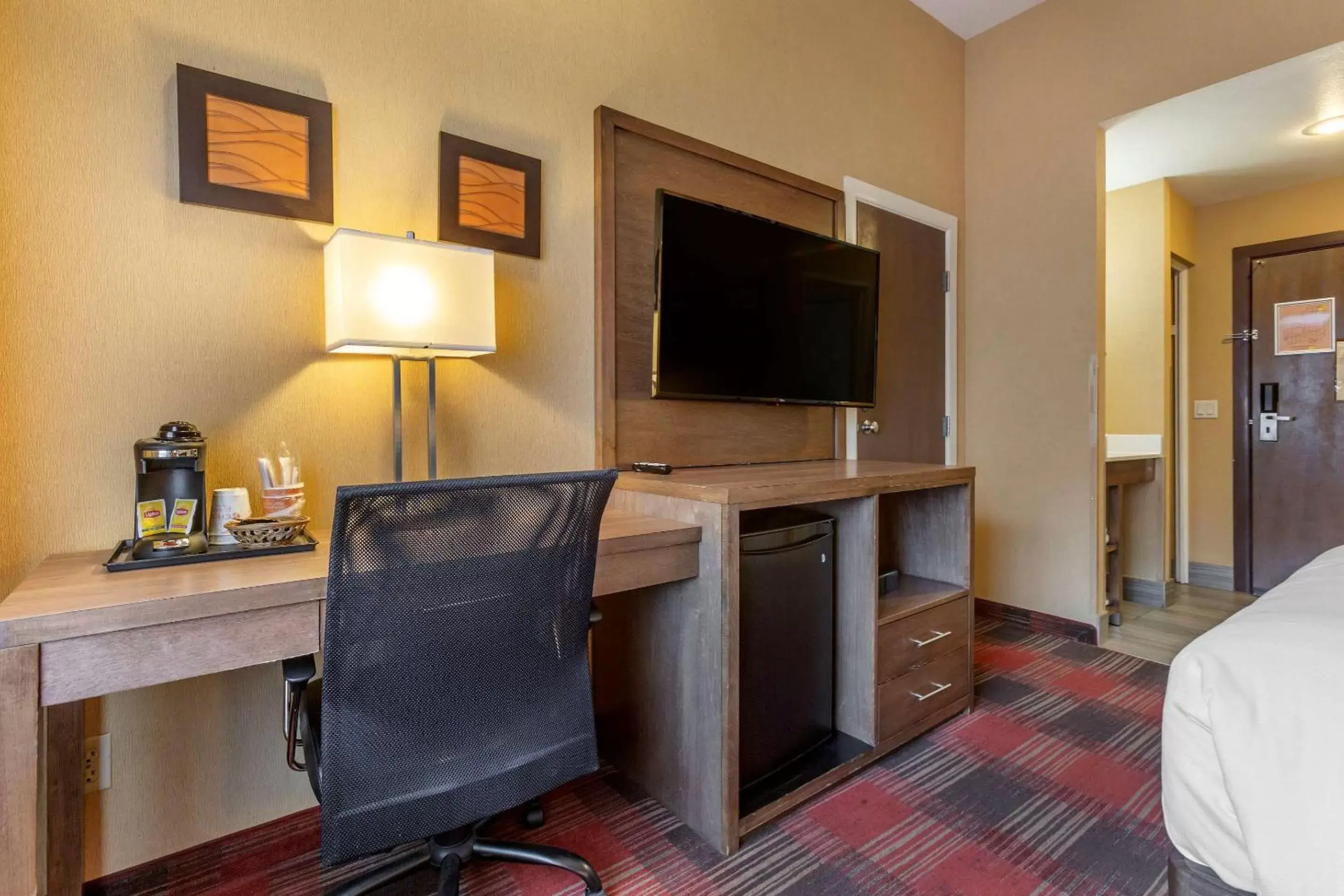 Photo of the whole room, TV/Entertainment Center in Comfort Inn Lucky Lane