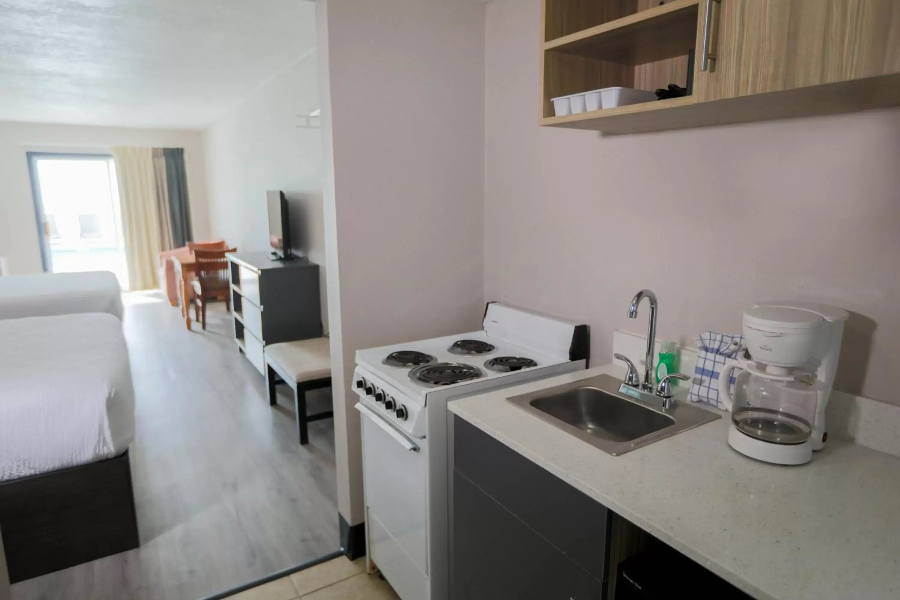 Kitchen or kitchenette, Bed in Garden City Inn Kitchen or kitchenette, Bed in Garden City Inn