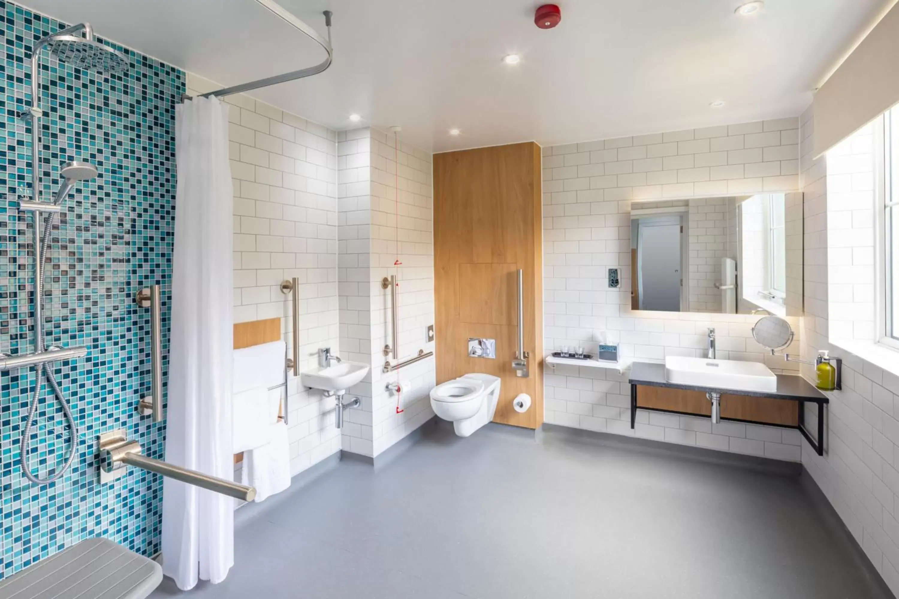 Toilet, Bathroom in Holiday Inn Gloucester - Cheltenham, an IHG Hotel