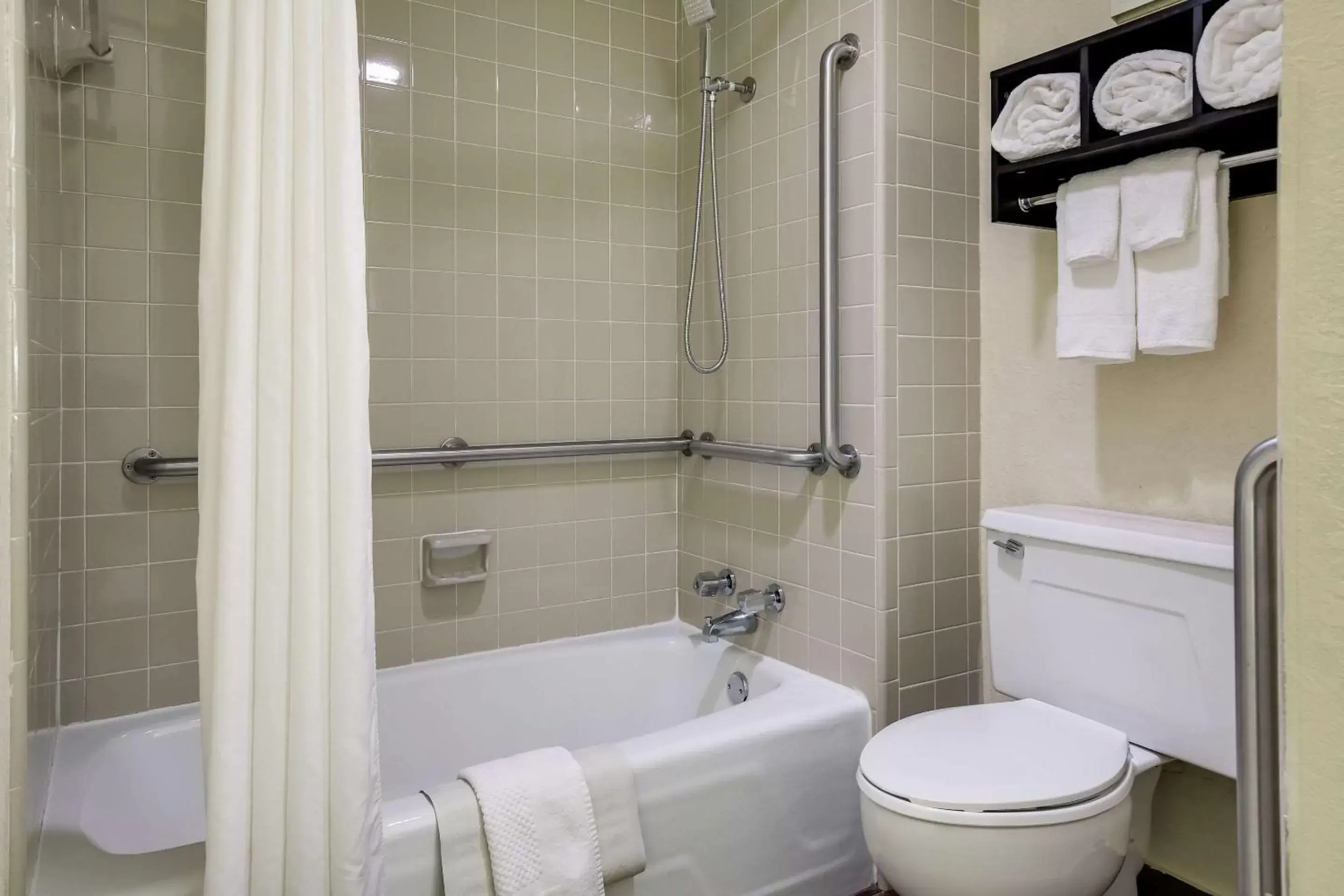 Bathroom in Quality Inn & Suites Mount Chalet