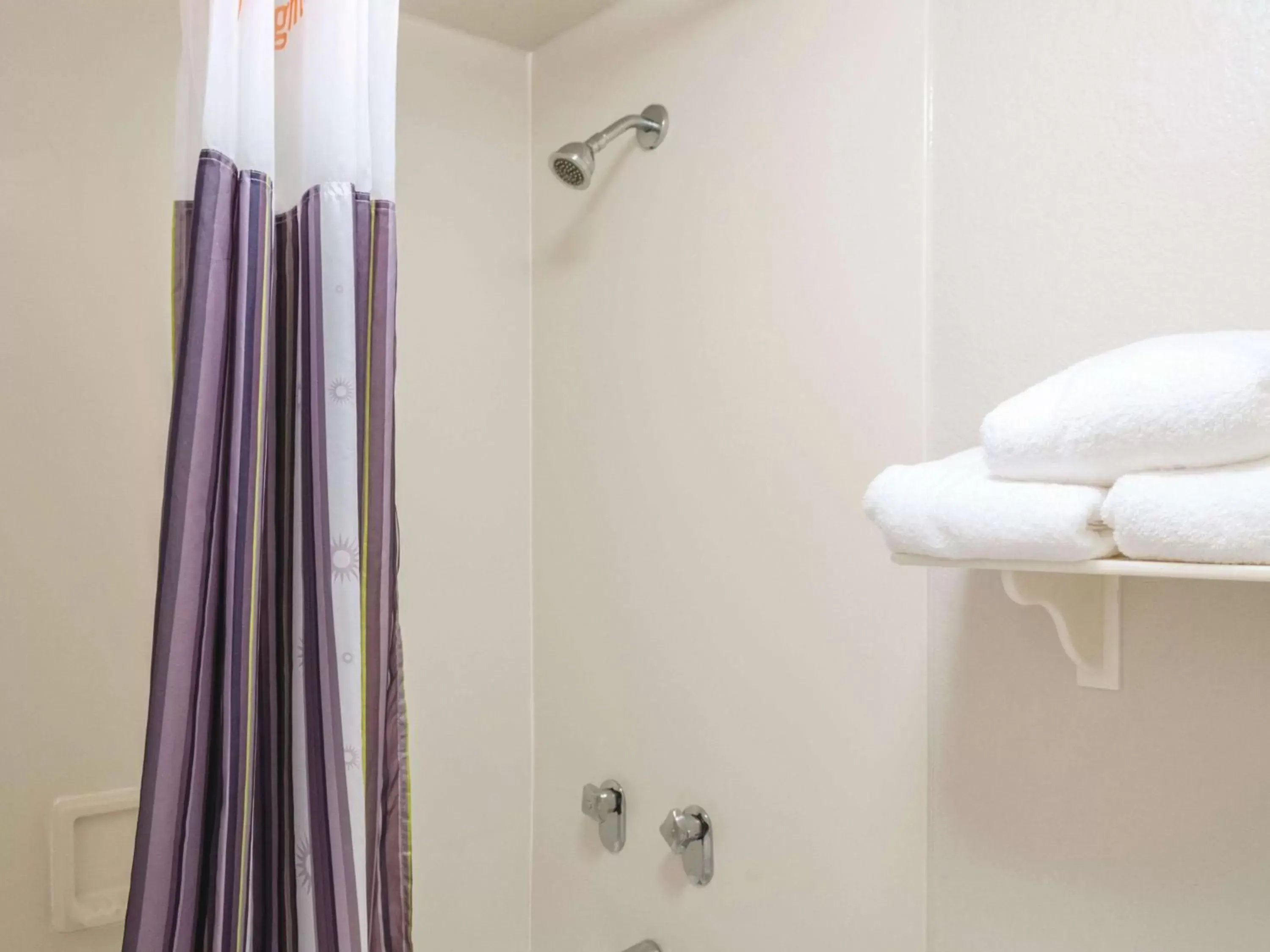 Photo of the whole room in La Quinta Inn by Wyndham New Orleans West Bank / Gretna Photo of the whole room in La Quinta Inn by Wyndham New Orleans West Bank / Gretna