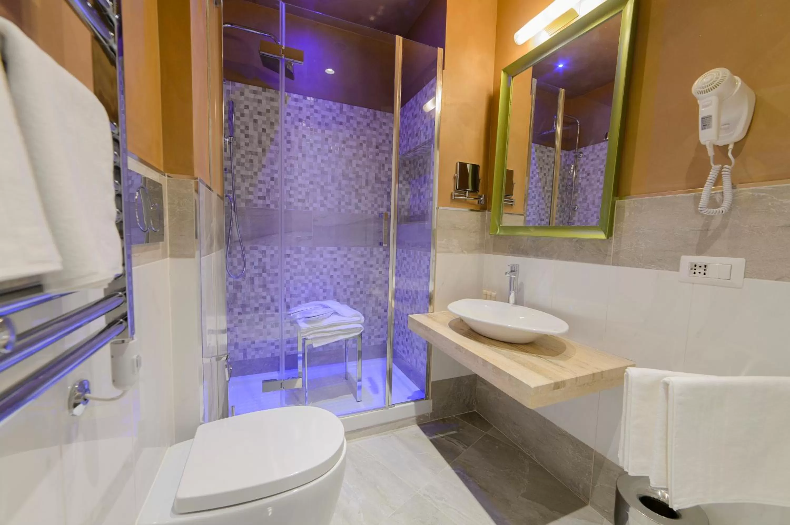 Shower in Hotel Vespasiano