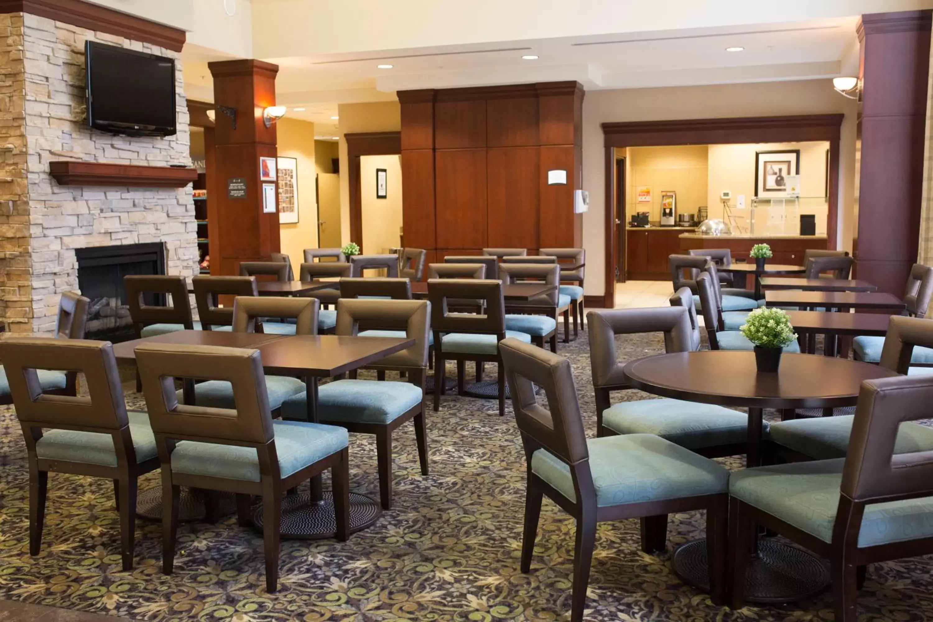 Restaurant/places to eat, Lounge/Bar in Staybridge Suites London, an IHG Hotel