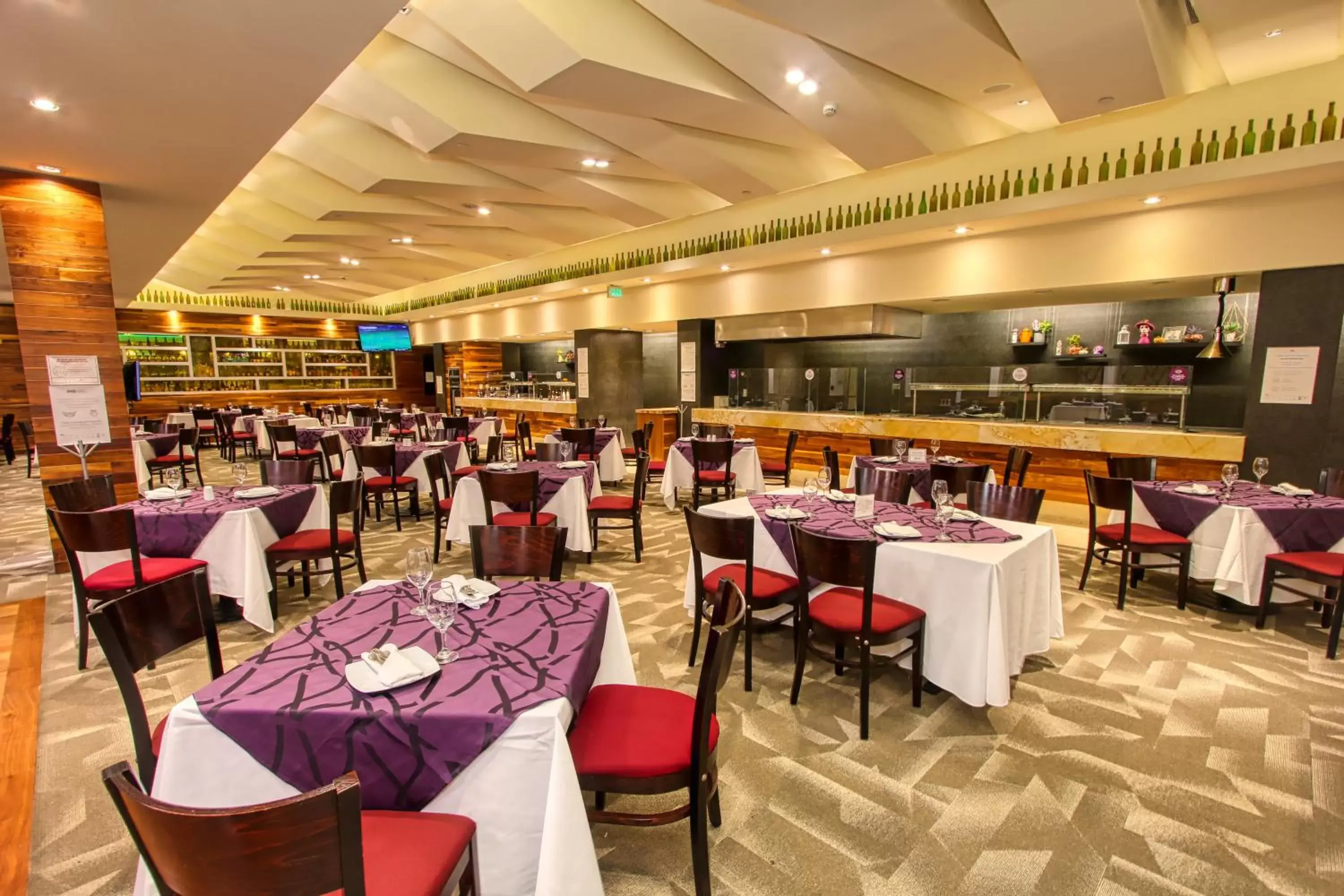 Restaurant/Places to Eat in Holiday Inn & Suites Plaza Mayor, an IHG Hotel