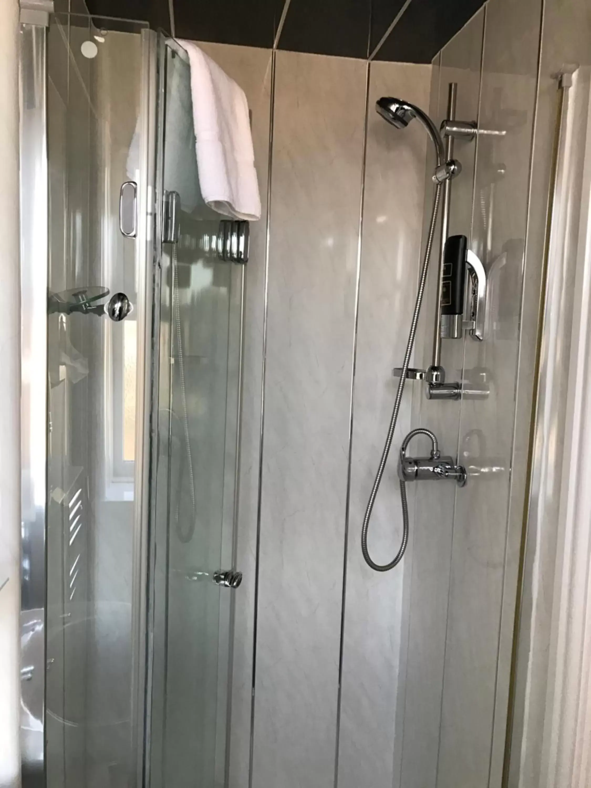 Shower, Bathroom in Queens Plaza Hotel