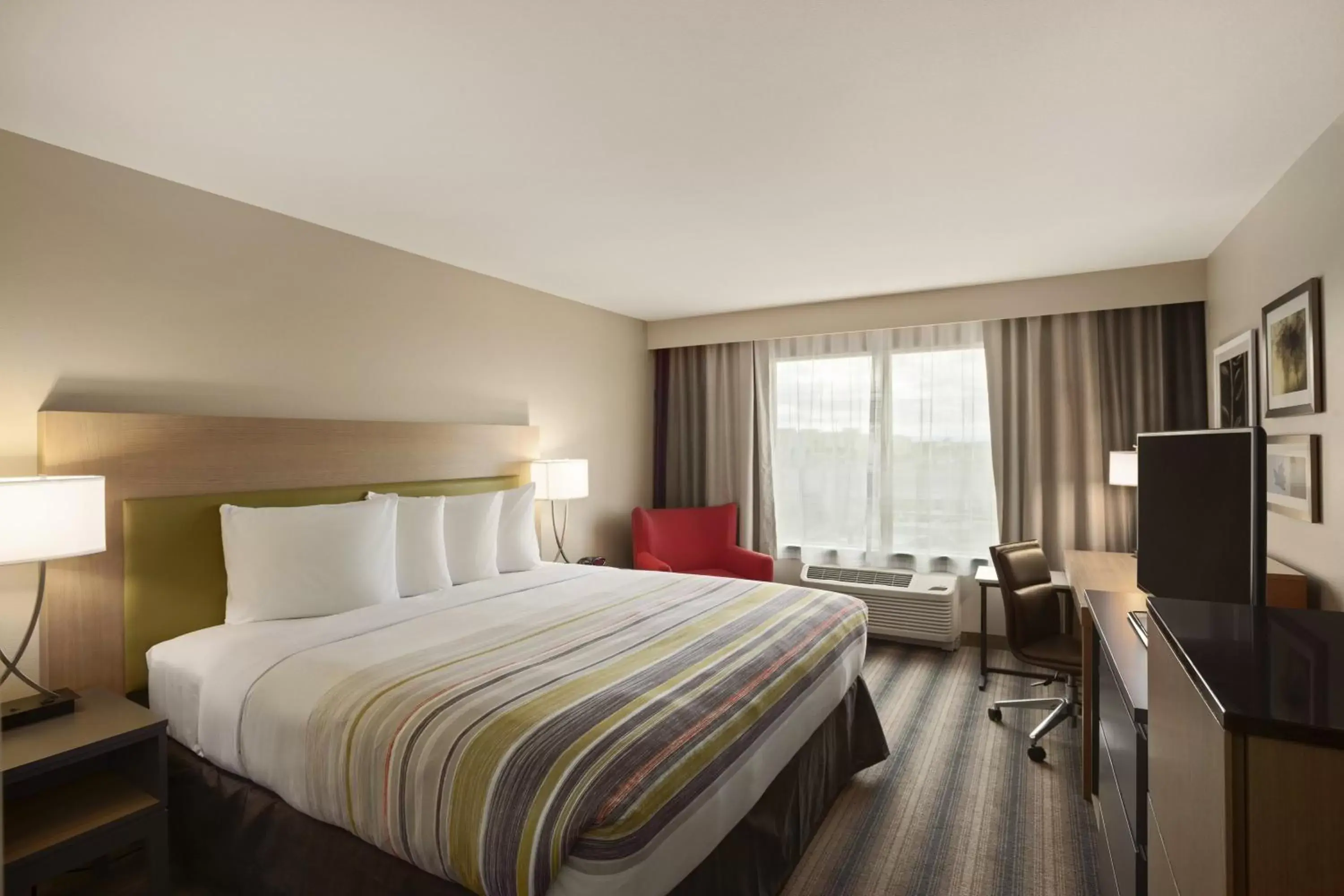 Bed in Country Inn & Suites by Radisson, Minneapolis/Shakopee, MN