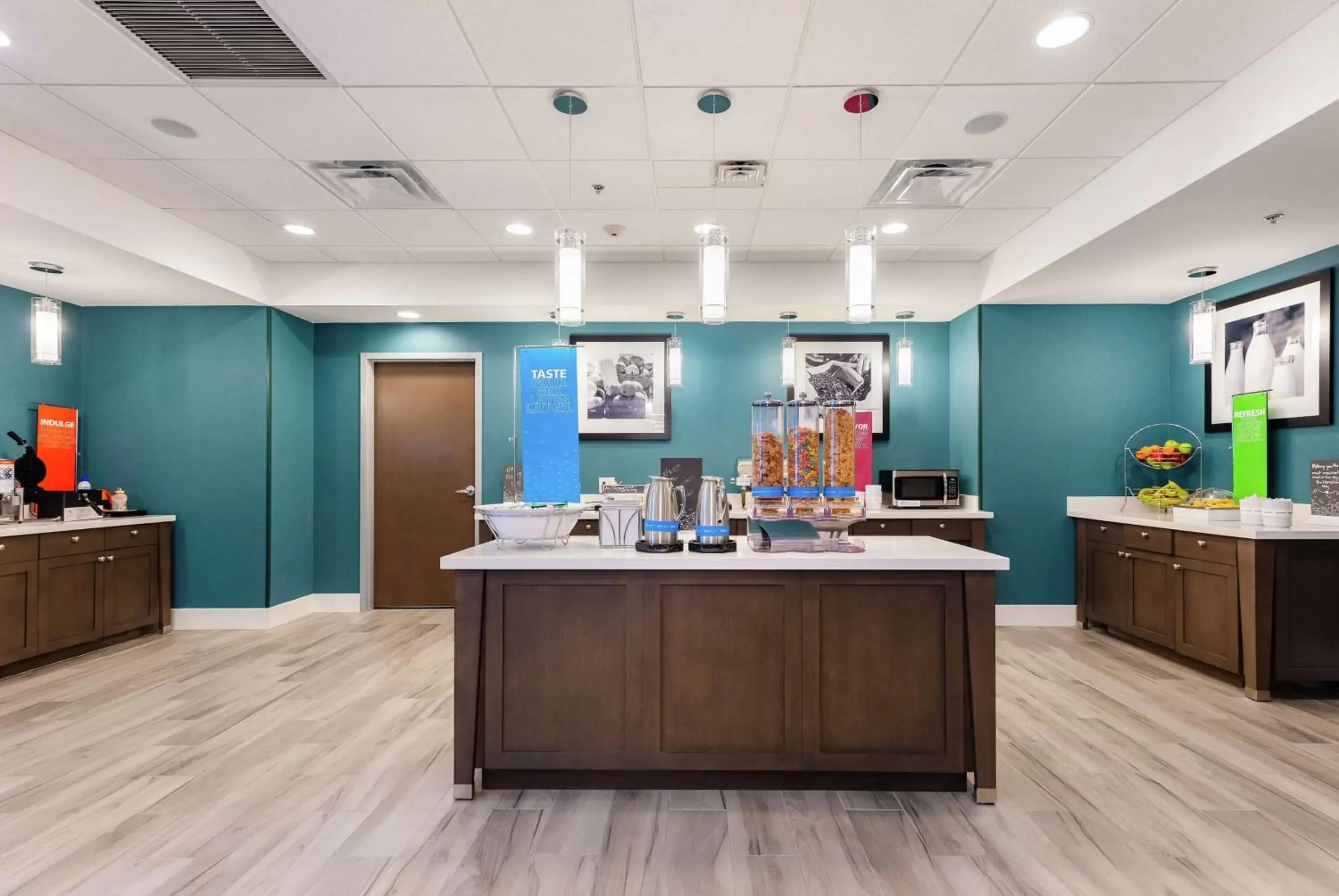 Dining area in Hampton Inn Acworth