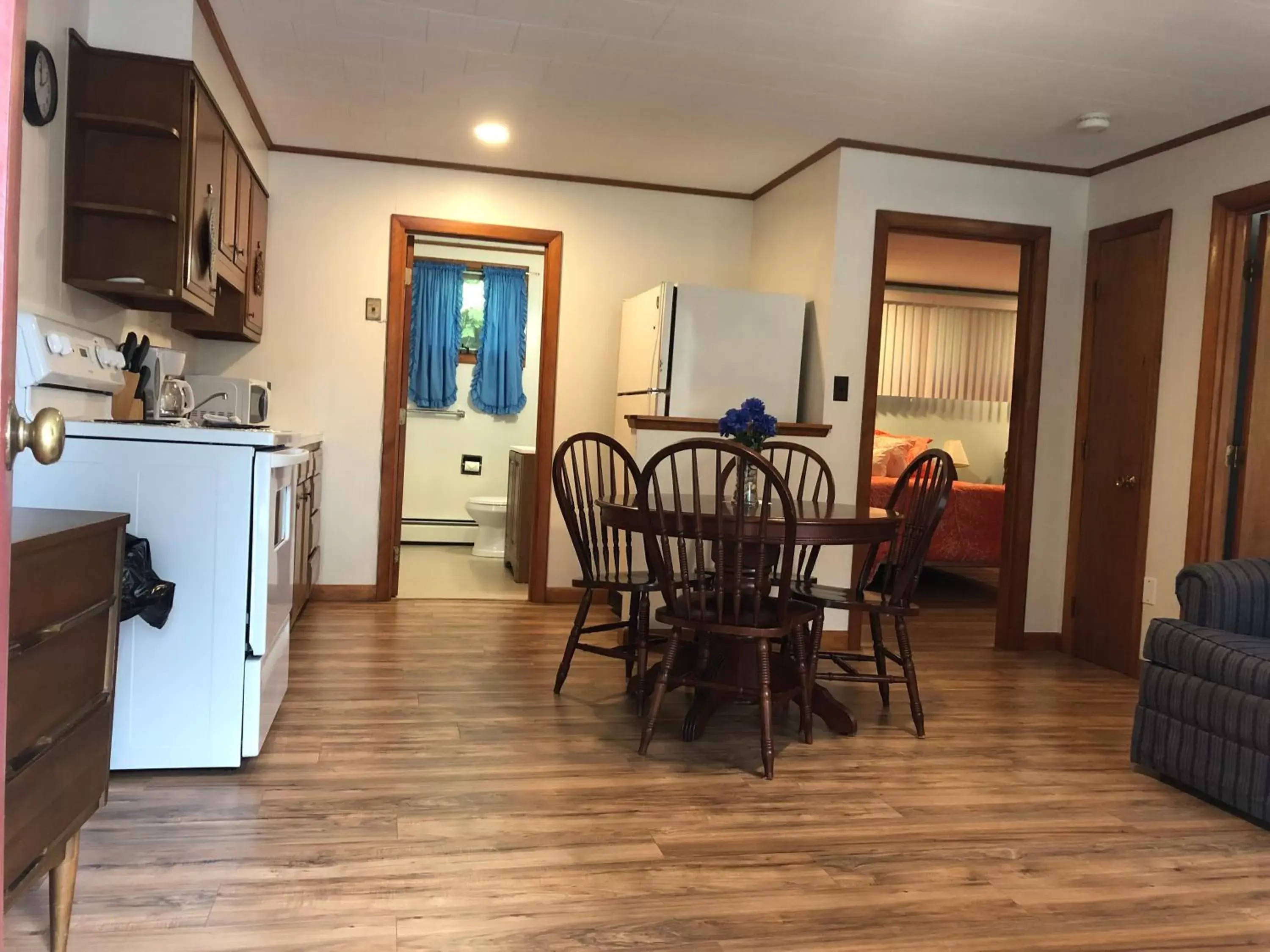 Kitchen or kitchenette, Dining Area in Marcotte Motor Court