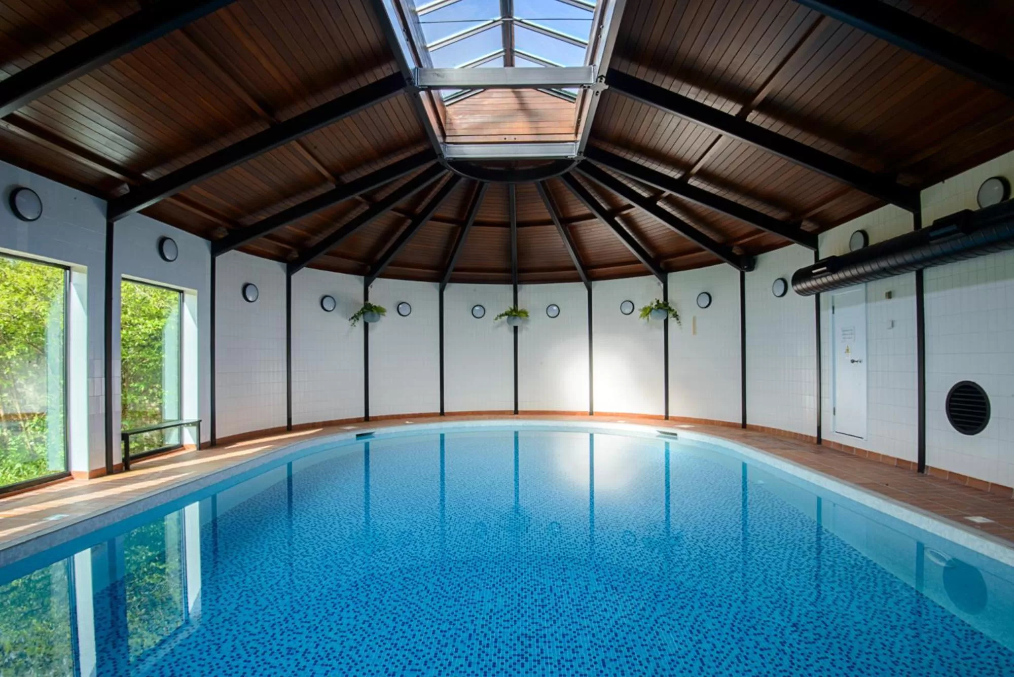 Swimming pool in Warren House Hotel
