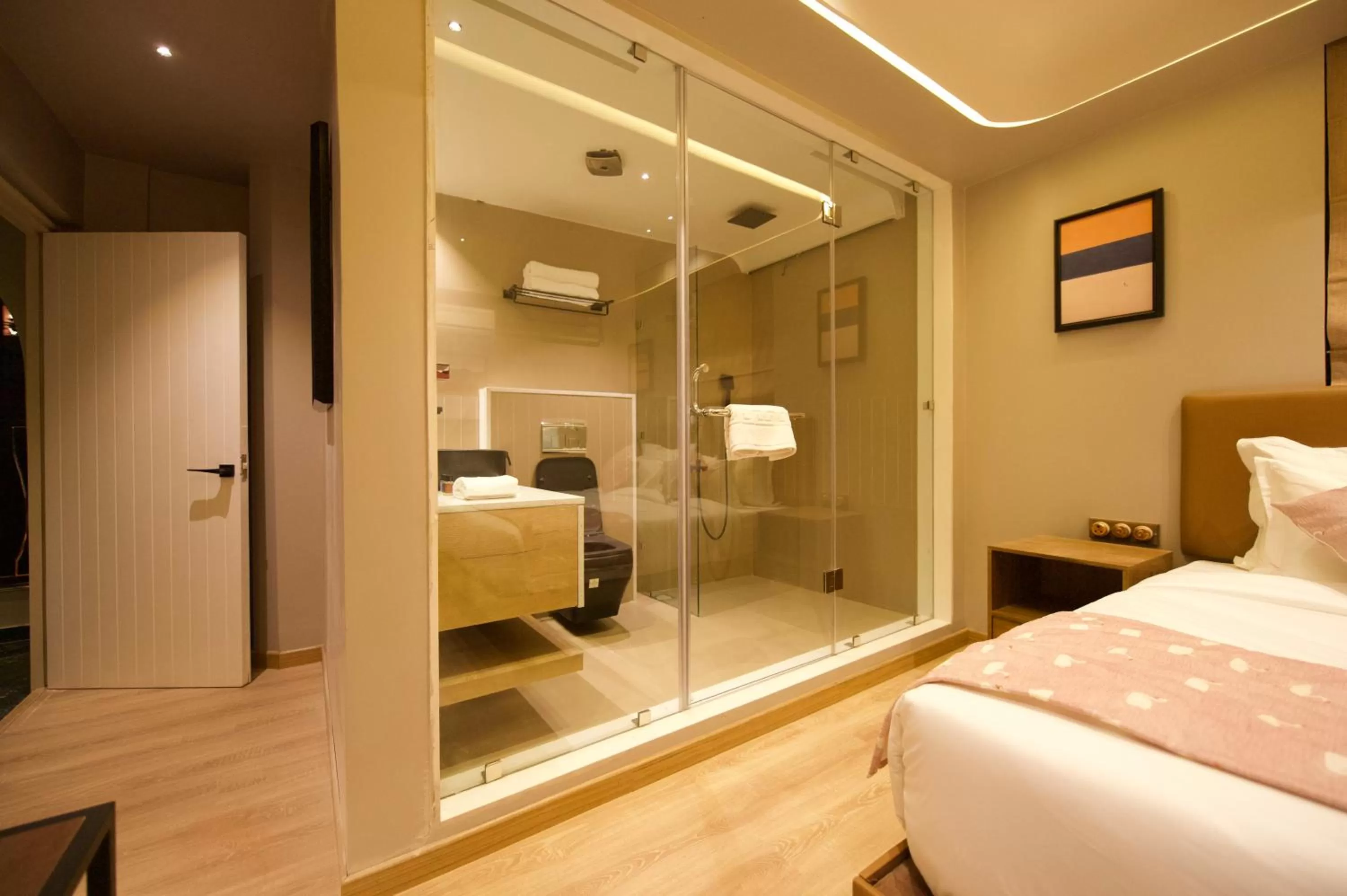 Shower, Bed in The Red Pier - My Downtown Hotels