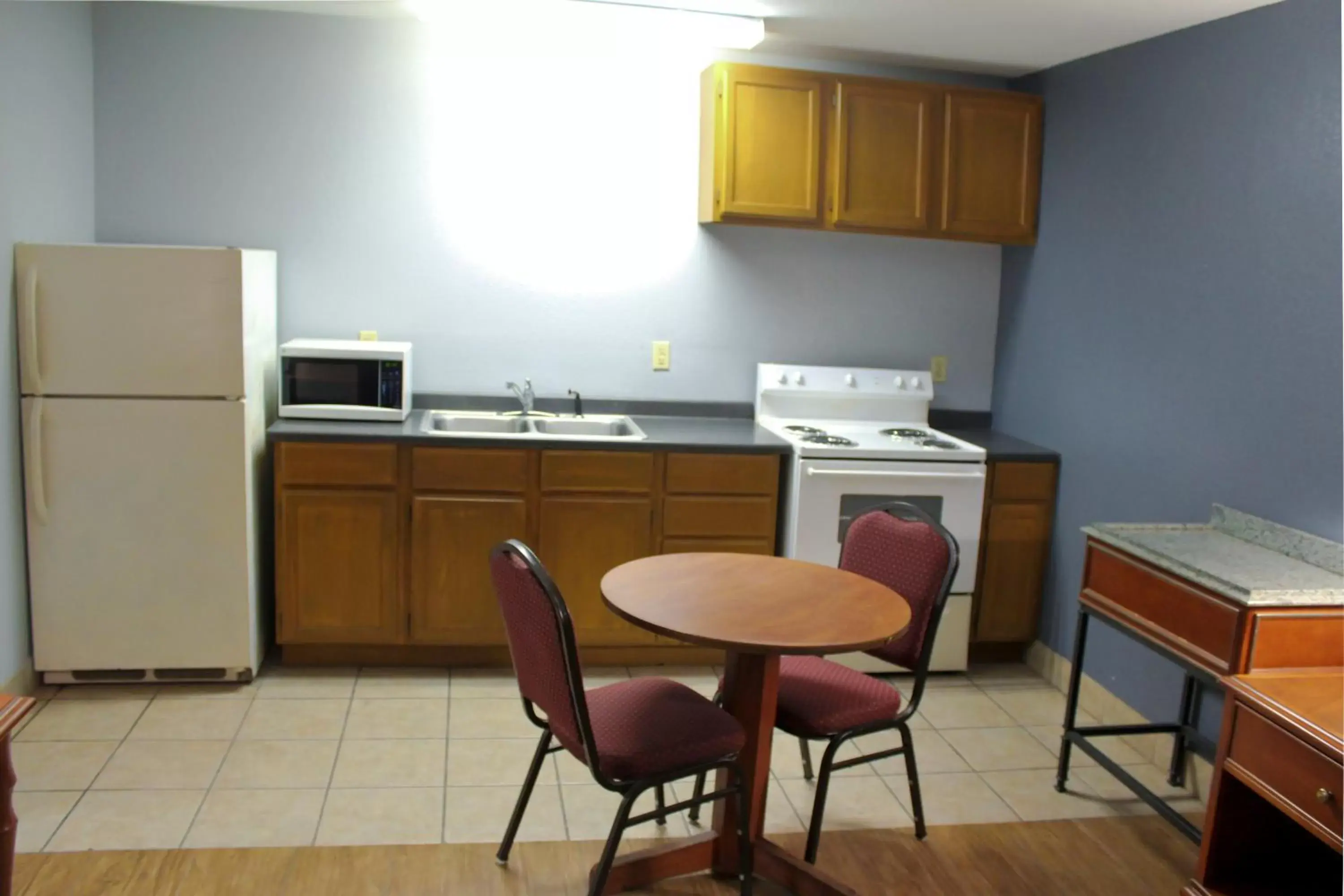 Kitchen or kitchenette, Kitchen/Kitchenette in The Shades Motel