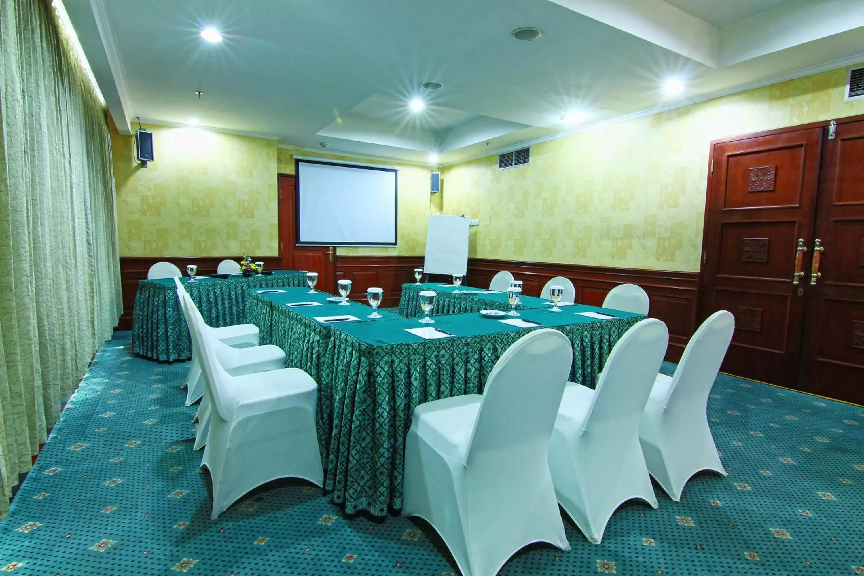 People in Grand Arkenso Park View People in Grand Arkenso Park View