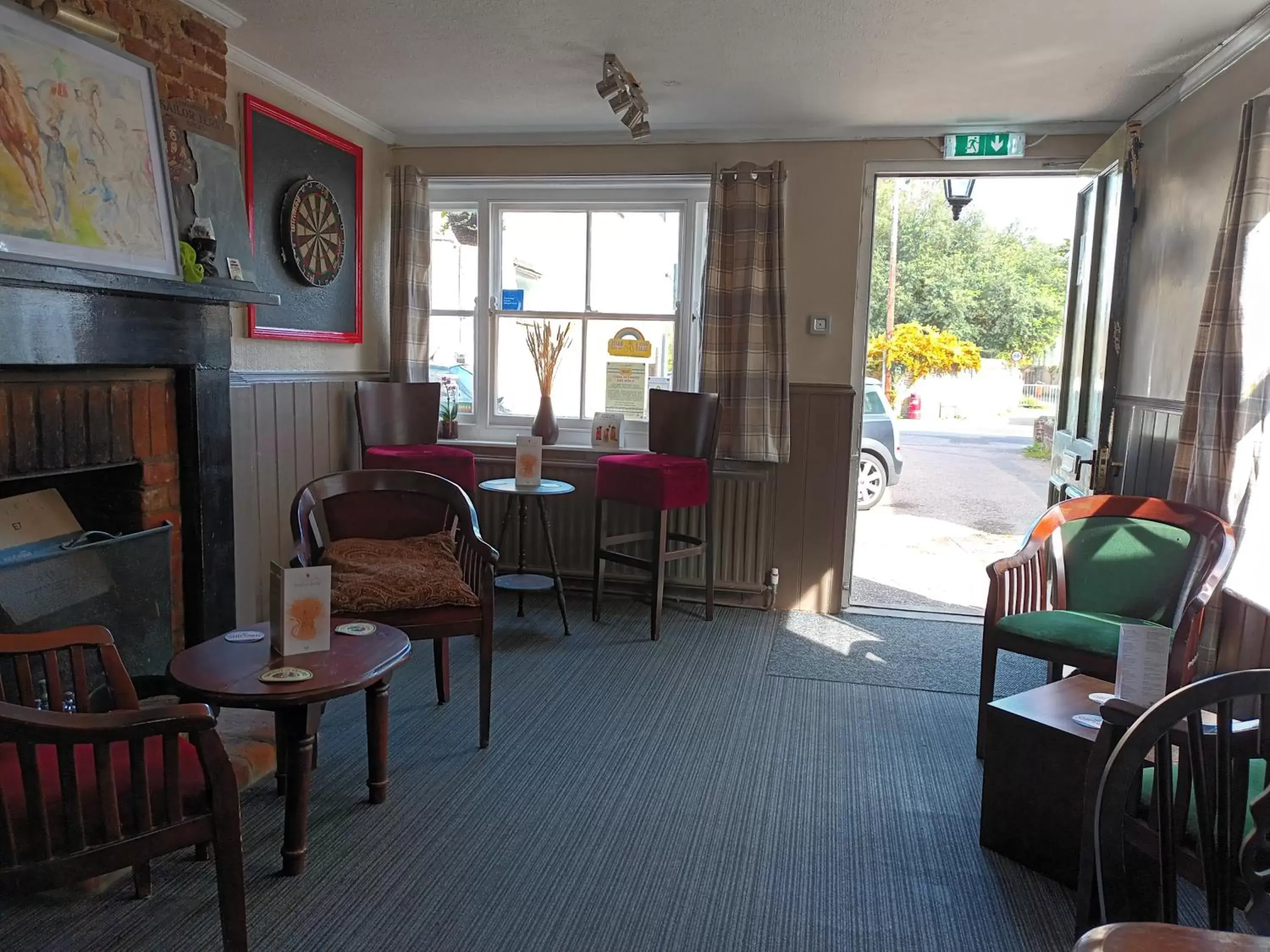 Lounge or bar, Restaurant/Places to Eat in THE WHEATSHEAF INN