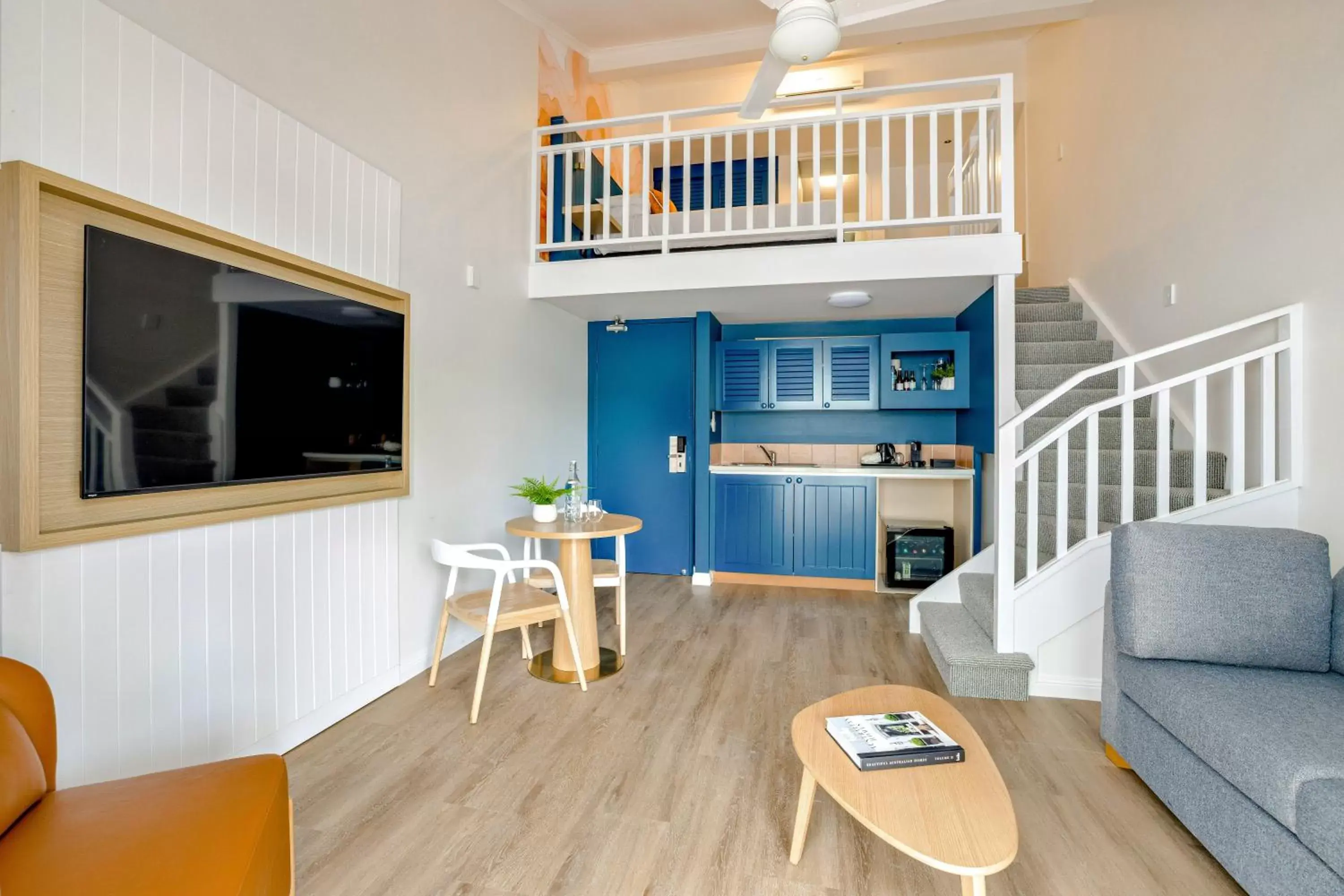 Kitchen or kitchenette, Seating Area in Mercure Cairns