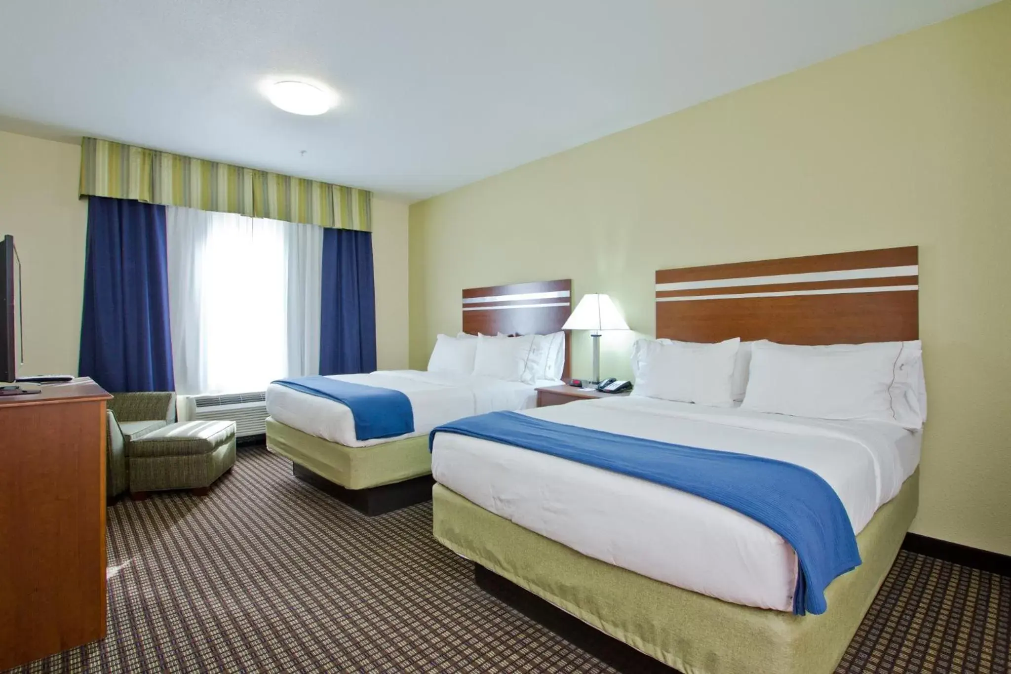 Photo of the whole room, Bed in Holiday Inn Express and Suites Denver East Peoria Street, an IHG Hotel