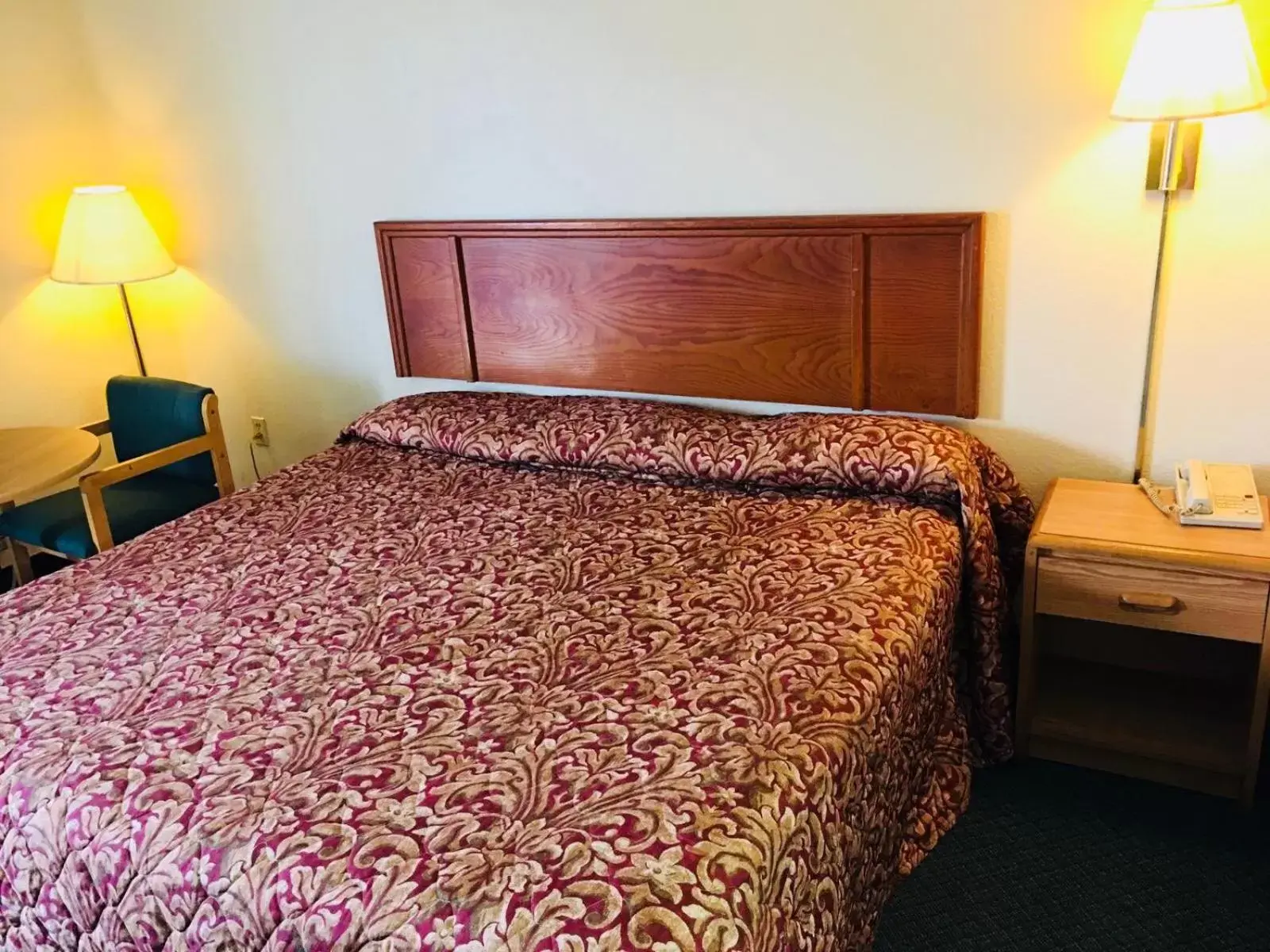 Bed in Rest Inn Motel