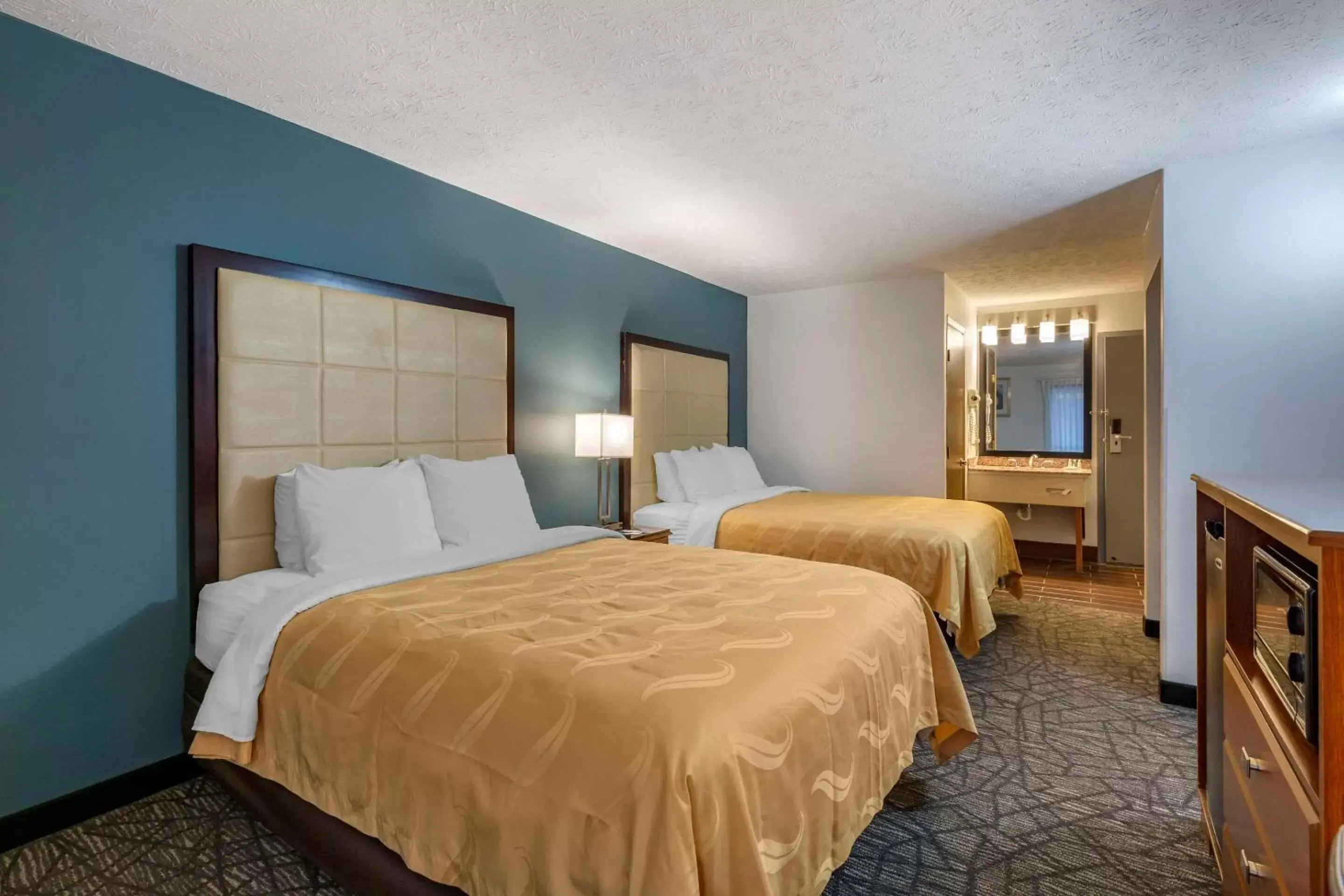 Bedroom, Bed in Quality Inn Austintown-Youngstown West