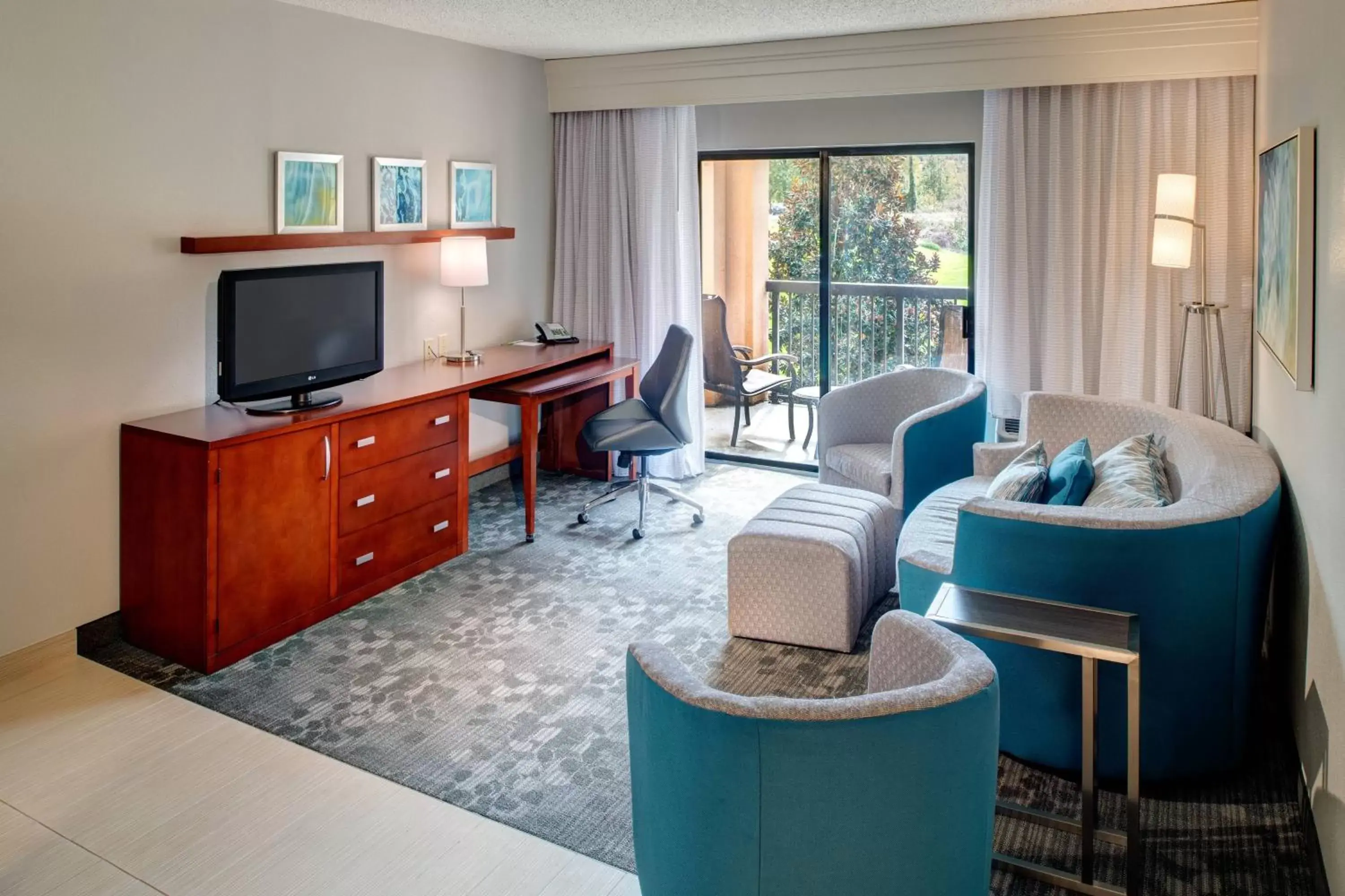 Photo of the whole room, Seating Area in Courtyard by Marriott Columbia Northeast/Fort Jackson Area