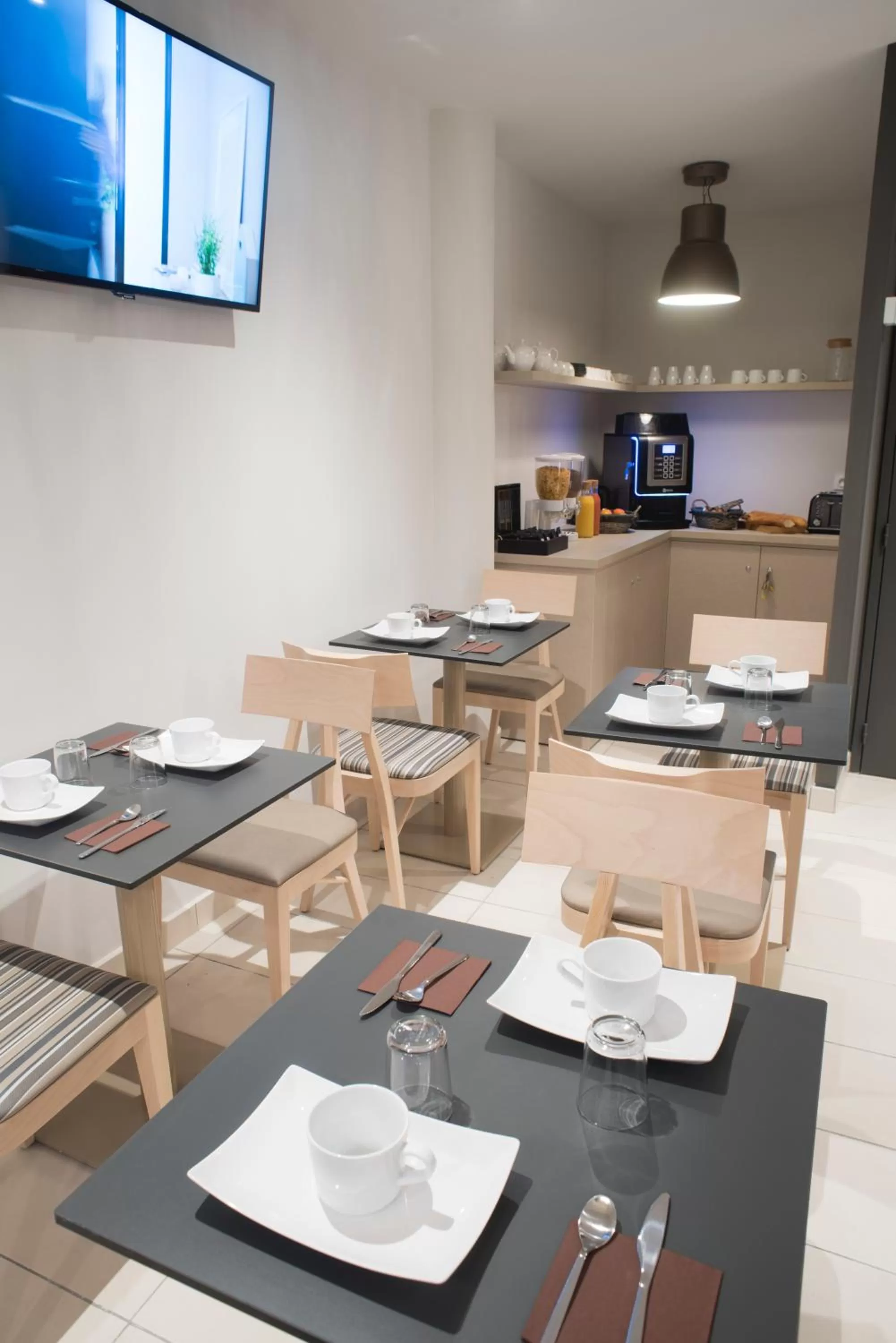 Communal lounge/ TV room, Restaurant/Places to Eat in Hôtel Saint Roch Montpellier Centre