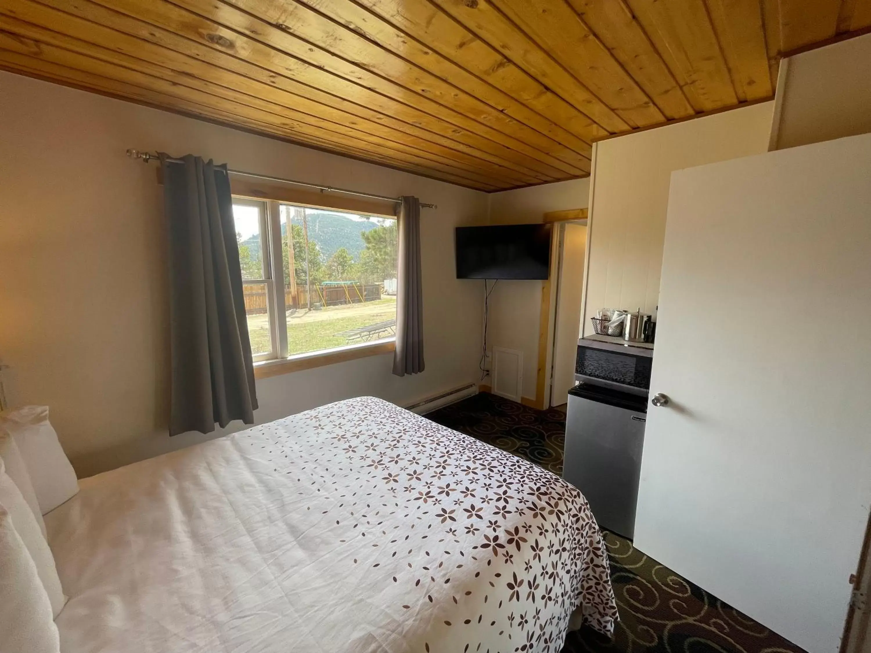 Bedroom, Bed in Estes Mountain Inn