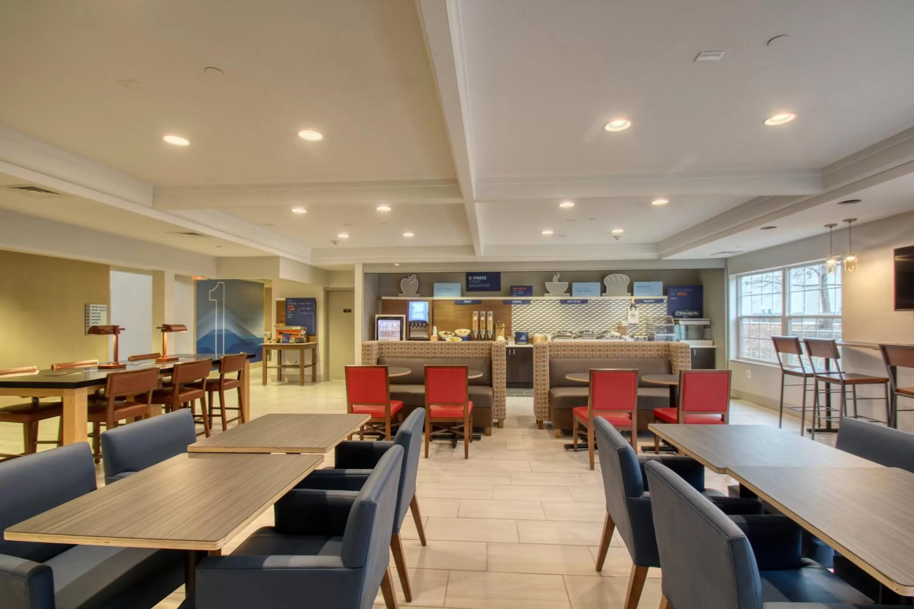 Meeting/conference room in Holiday Inn Express Hotel & Suites Oshkosh - State Route 41 by IHG