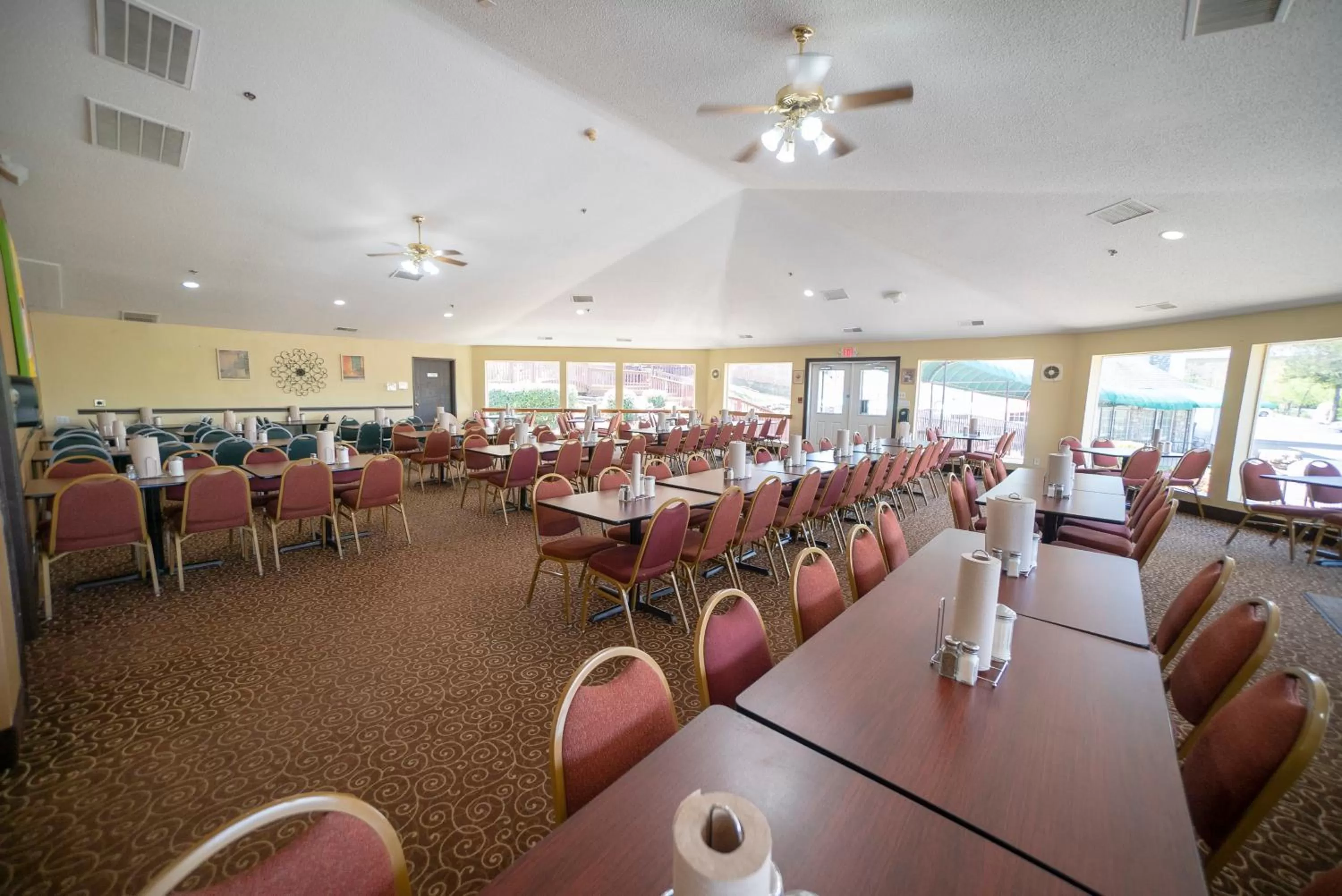 Dining area in The Stone Castle Hotel & Conference Center