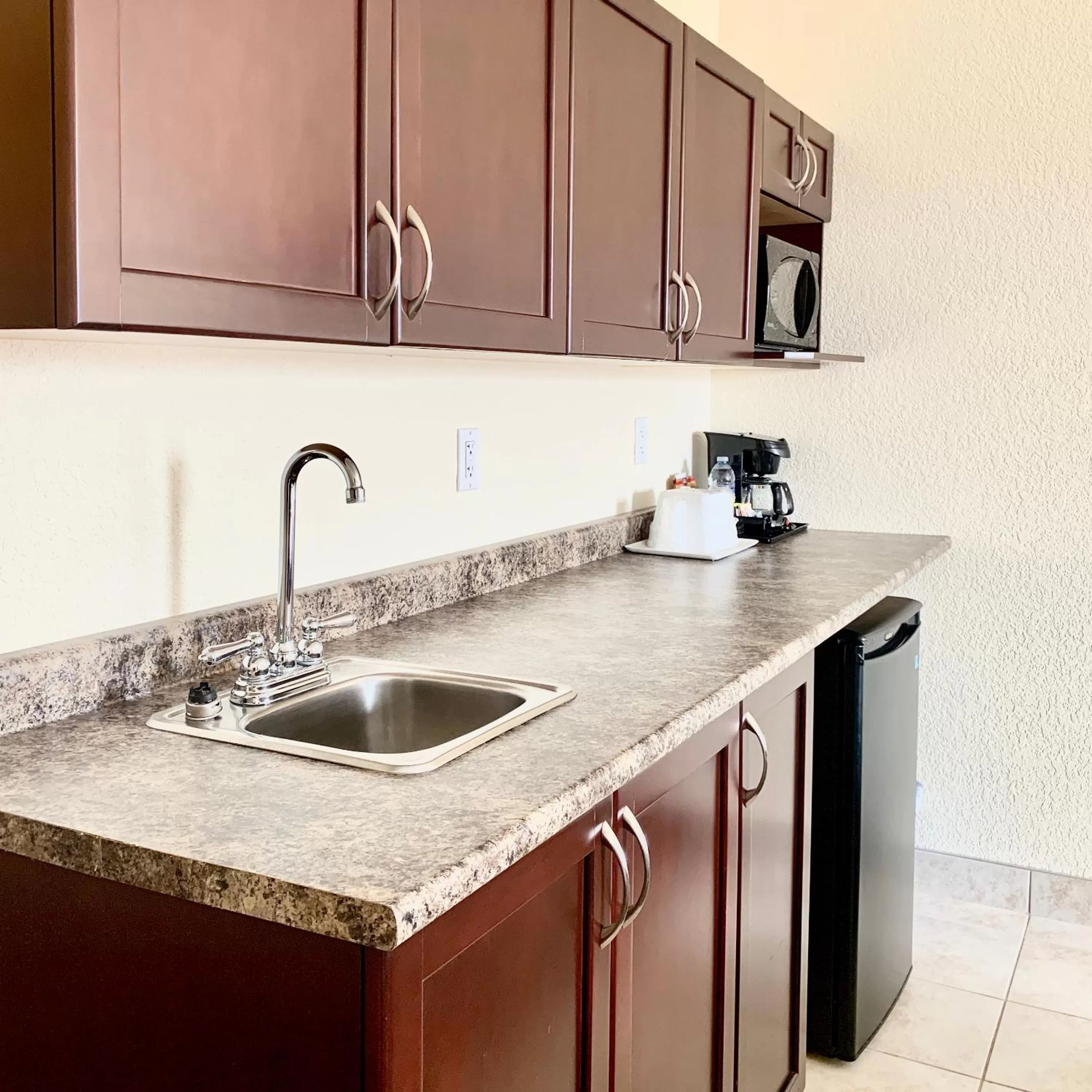 Kitchen or kitchenette, Kitchen/Kitchenette in Prairie Moon Inn & Suites Unity