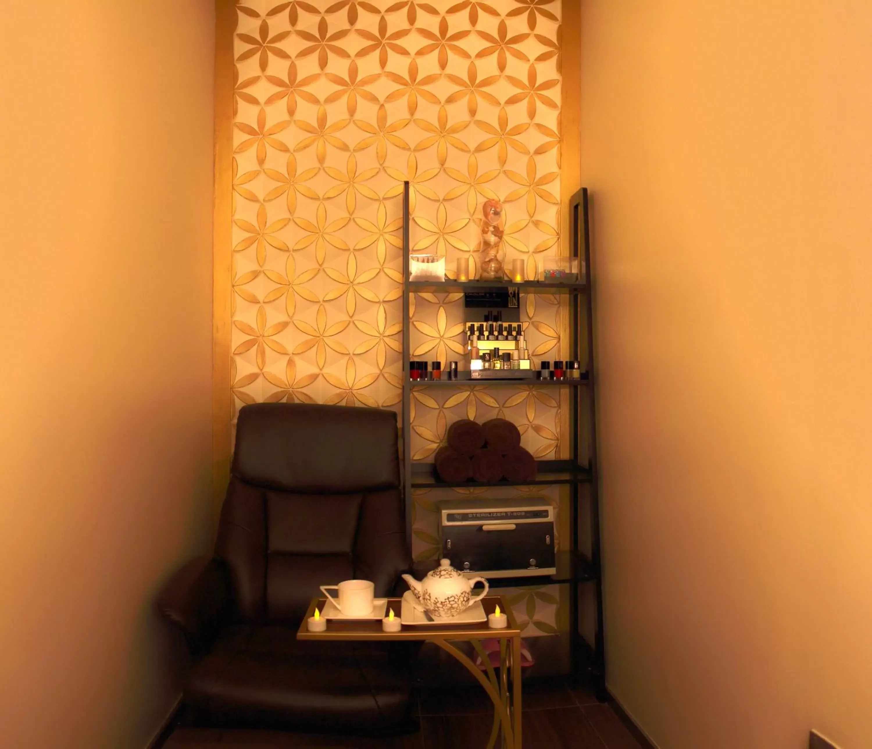 Massage, Seating Area in Hyatt Place Dubai Jumeirah