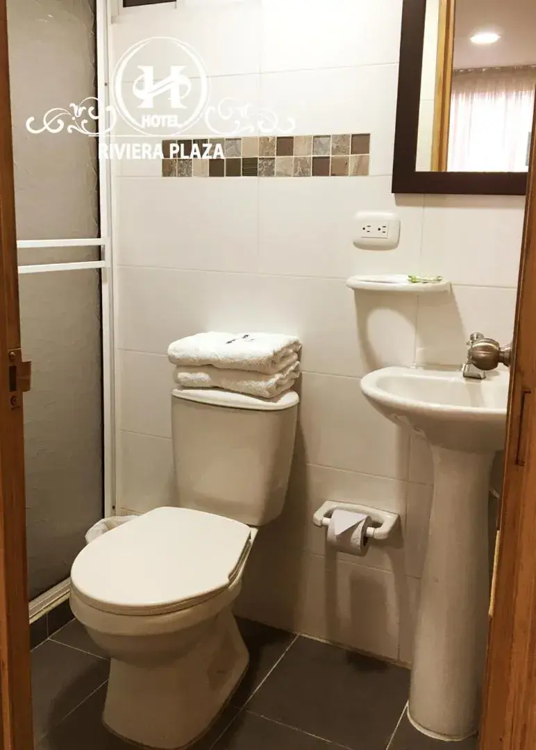 Toilet, Bathroom in Hotel Riviera Plaza