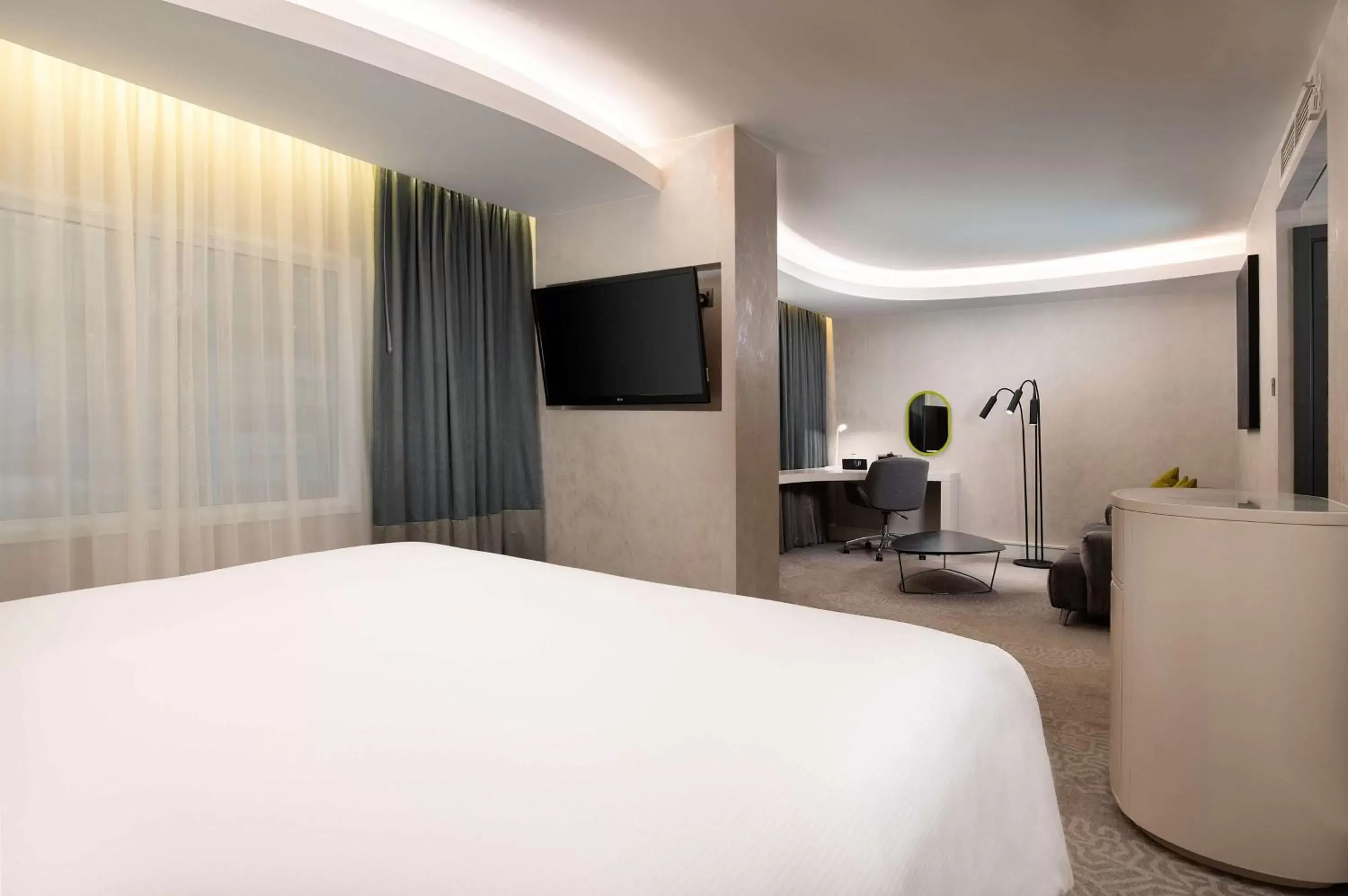 Living room, Bed in Hilton London Heathrow Airport Living room, Bed in Hilton London Heathrow Airport