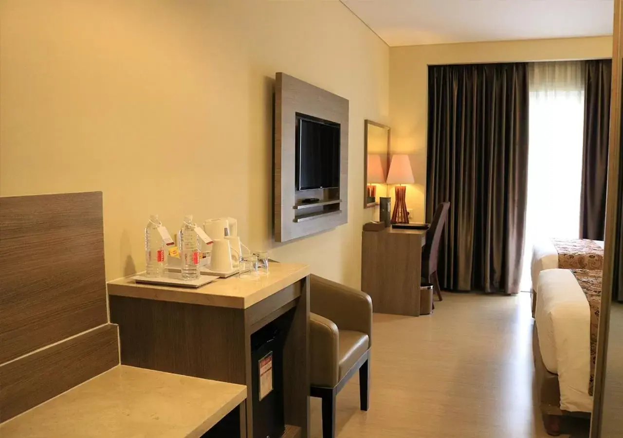 Bedroom, TV/Entertainment Center in BW Kemayoran Hotel & Convention Powered by Archipelago