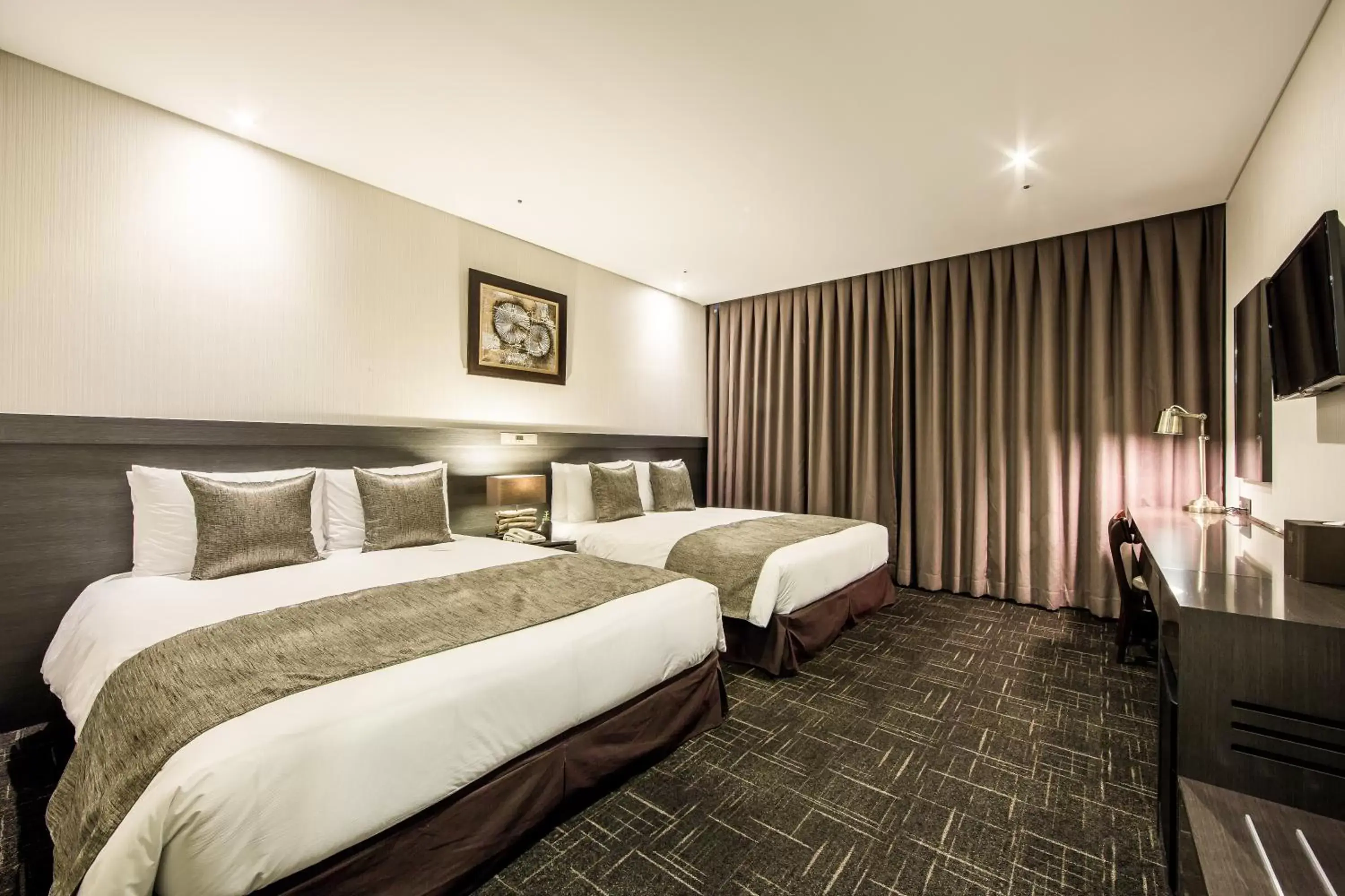 Bedroom, Bed in Golden Seoul Hotel