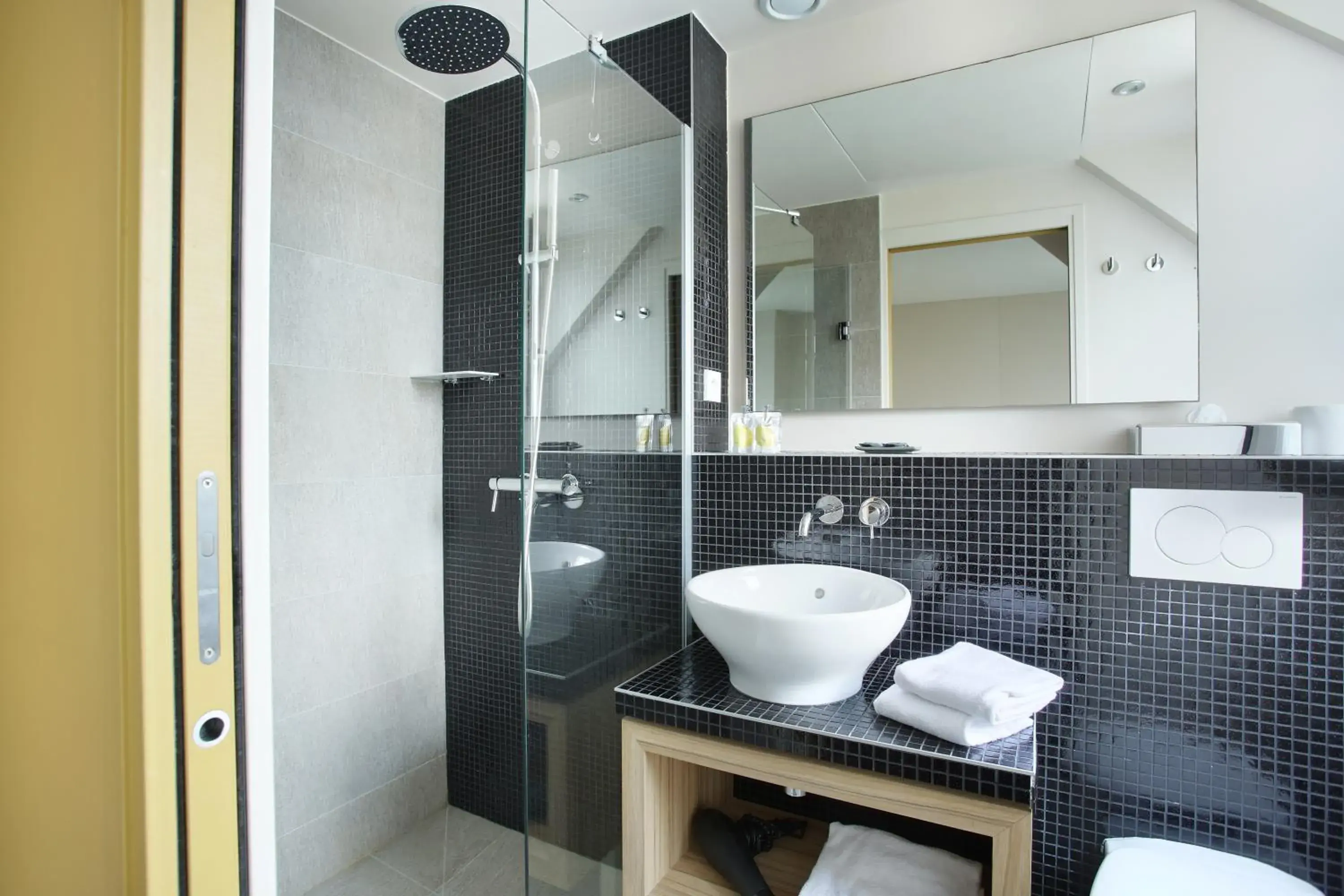 Shower, Bathroom in Hotel Auguste
