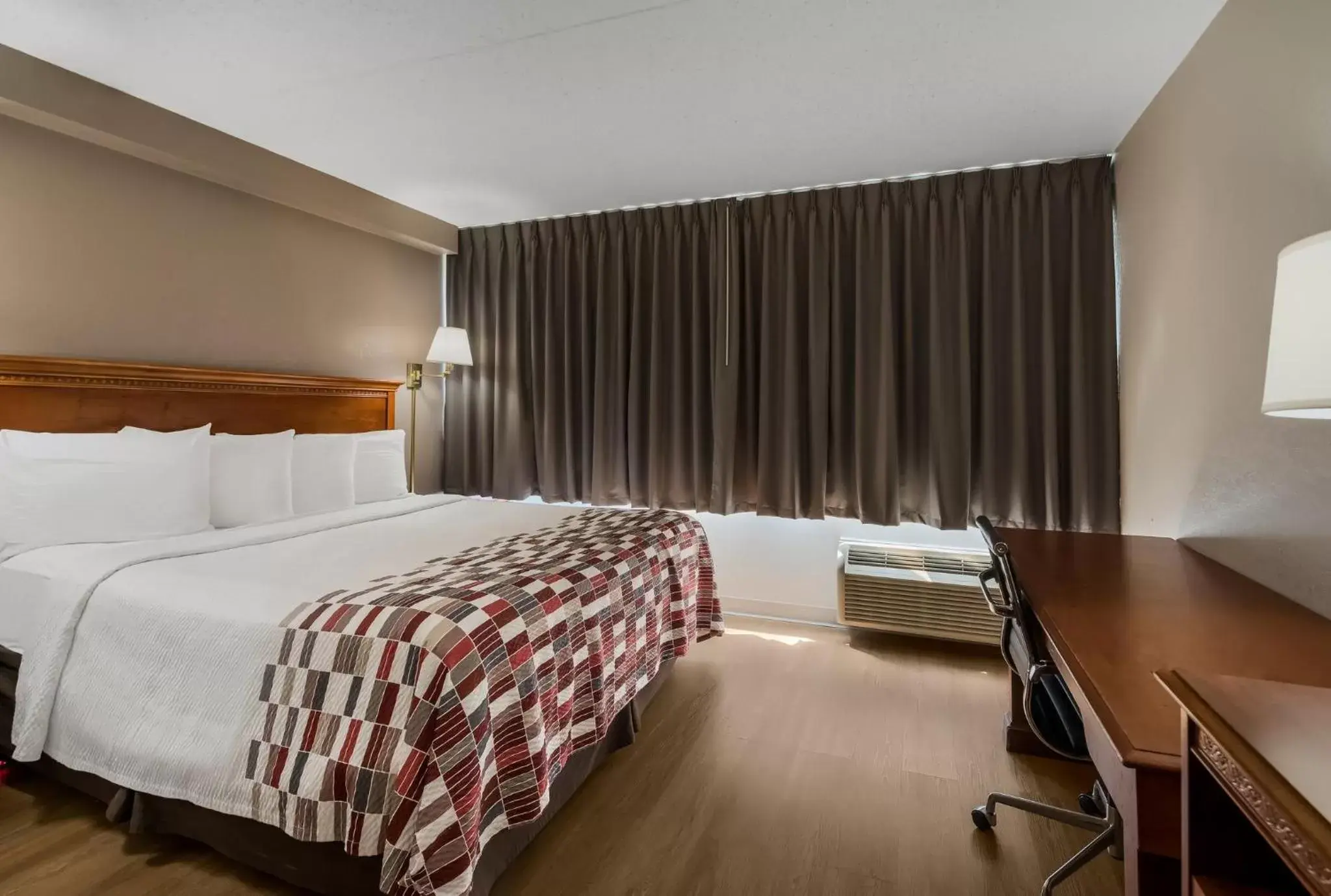 King Suite with Spa Bath in Red Roof Inn and Suites Newark - University King Suite with Spa Bath in Red Roof Inn and Suites Newark - University