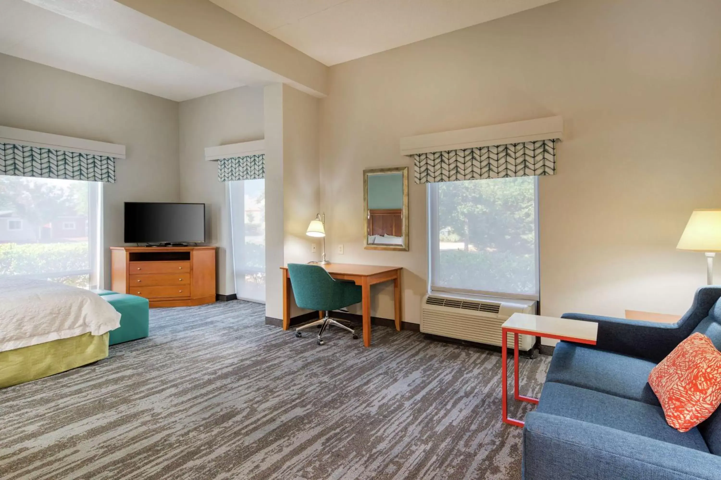 Bedroom, Seating Area in Hampton Inn Wilmington University Area