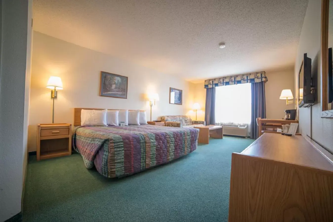 Bedroom, Bed in River Valley Inn & Suites