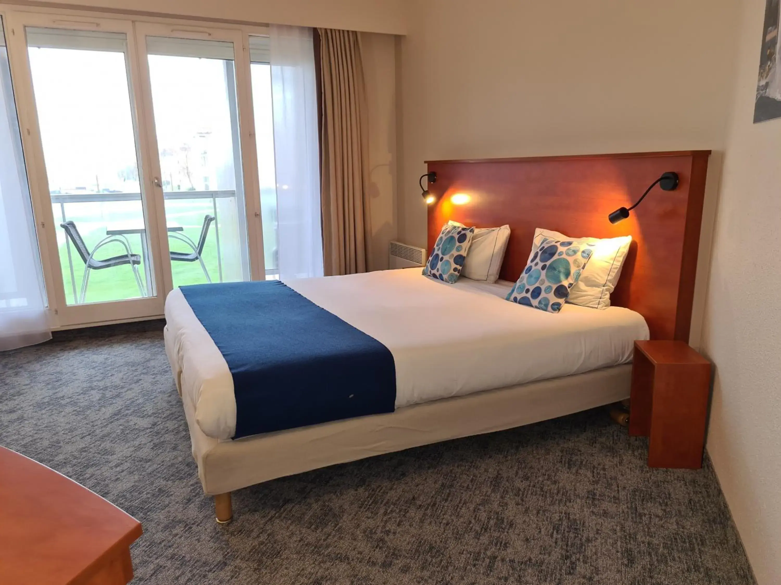 Bed in The Originals Boutique, Hotel Admiral's, Les Sables-d'Olonne (Inter-Hotel)