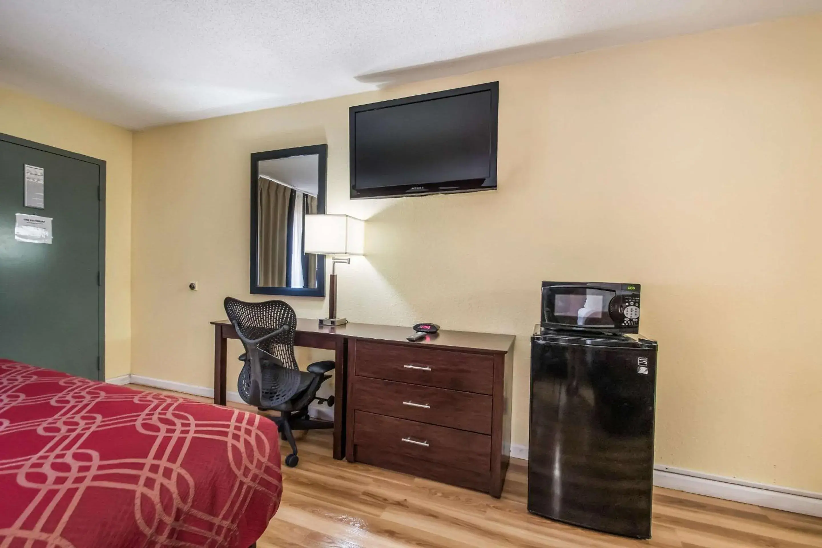 Photo of the whole room, TV/Entertainment Center in Econo Lodge Kearney