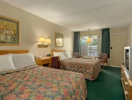 Bedroom in Days Inn by Wyndham Paducah I-24 Exit 4