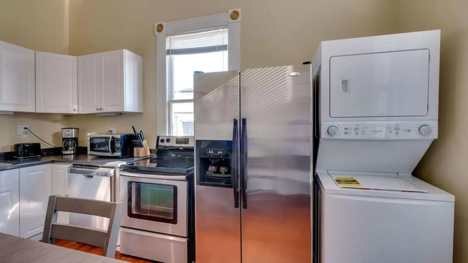 Kitchen/Kitchenette in Forsyth Park 2 Bedroom Beauty