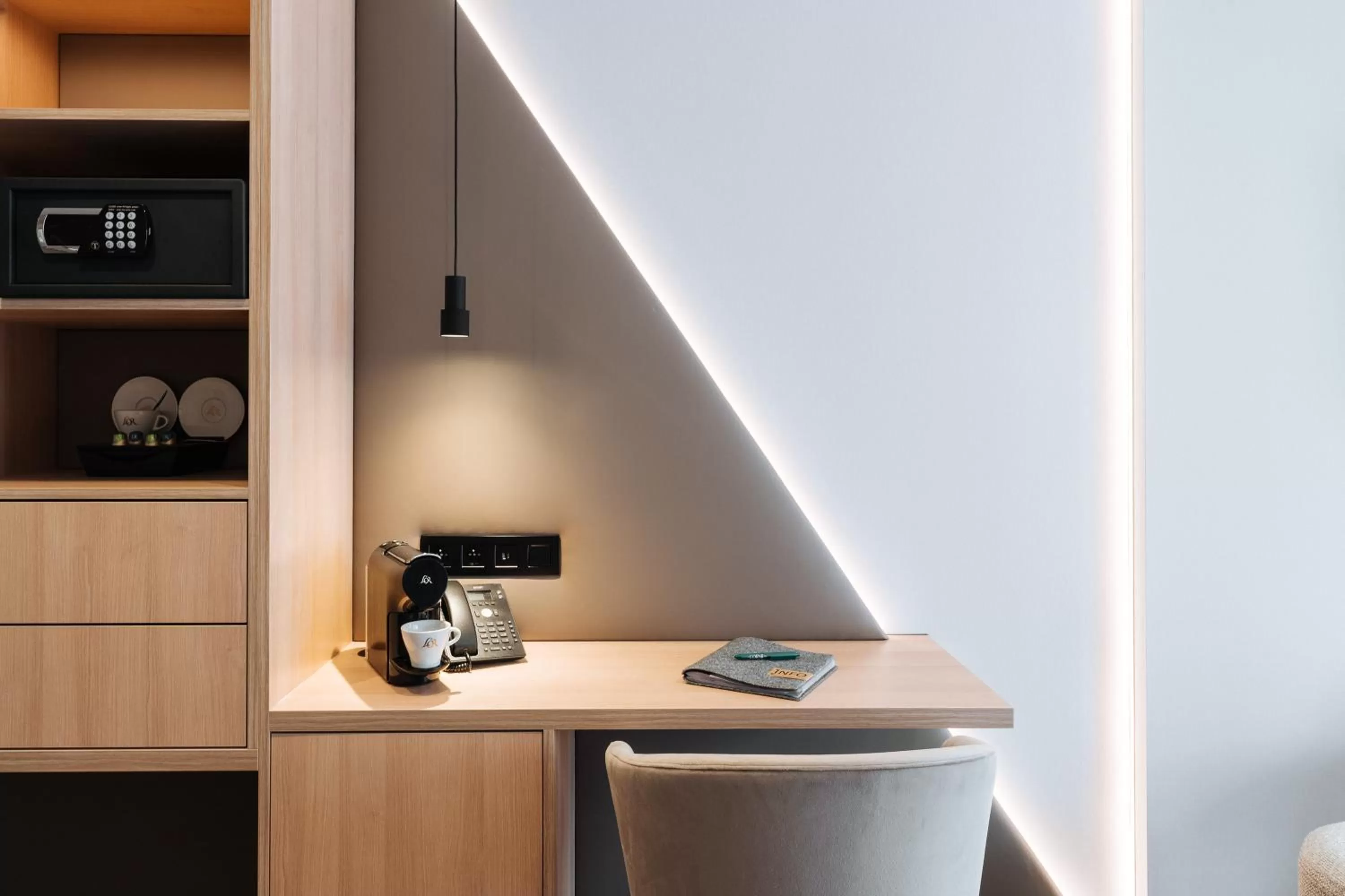 Coffee/tea facilities in The CORNR Hotel